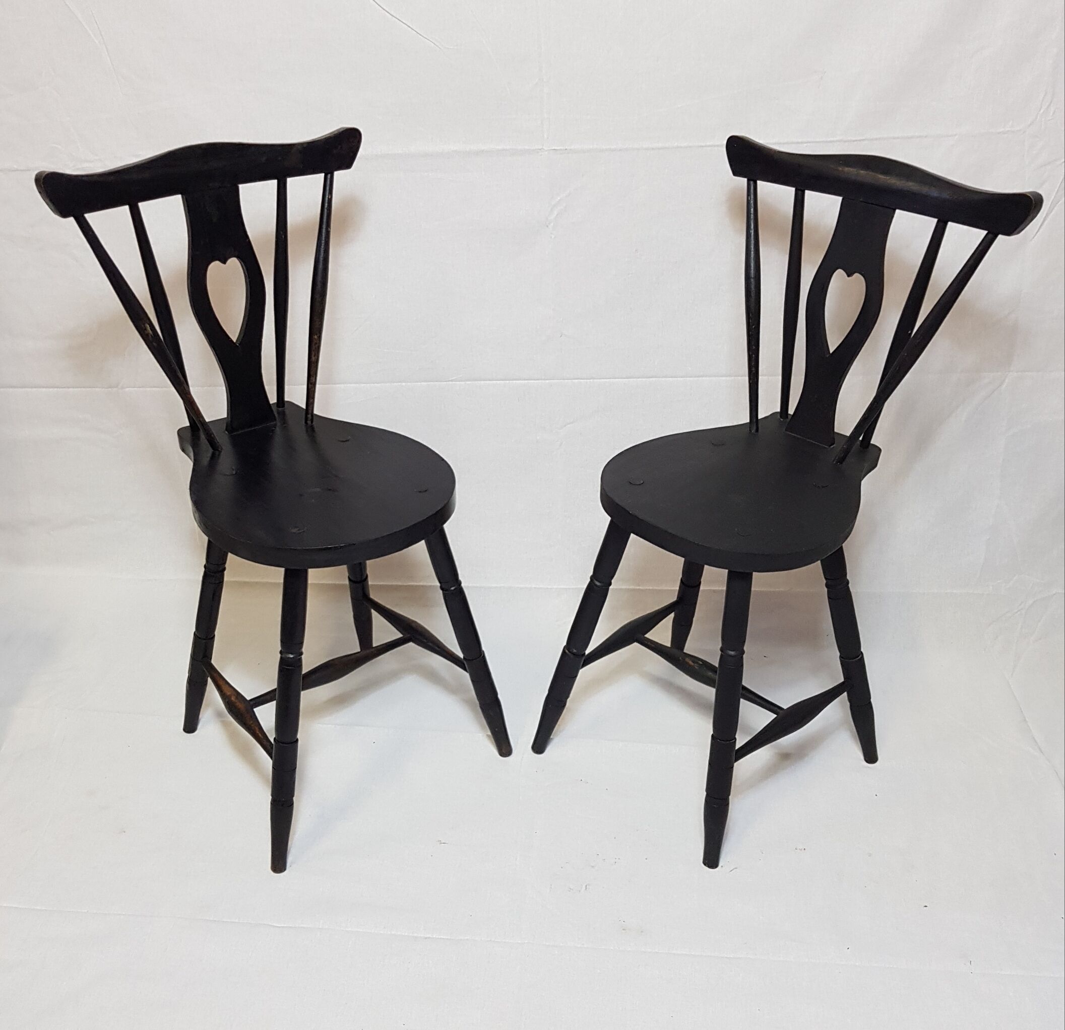 Series of 4 black Alsatian chairs heart pattern