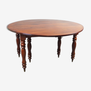 Round living room table in restoration style