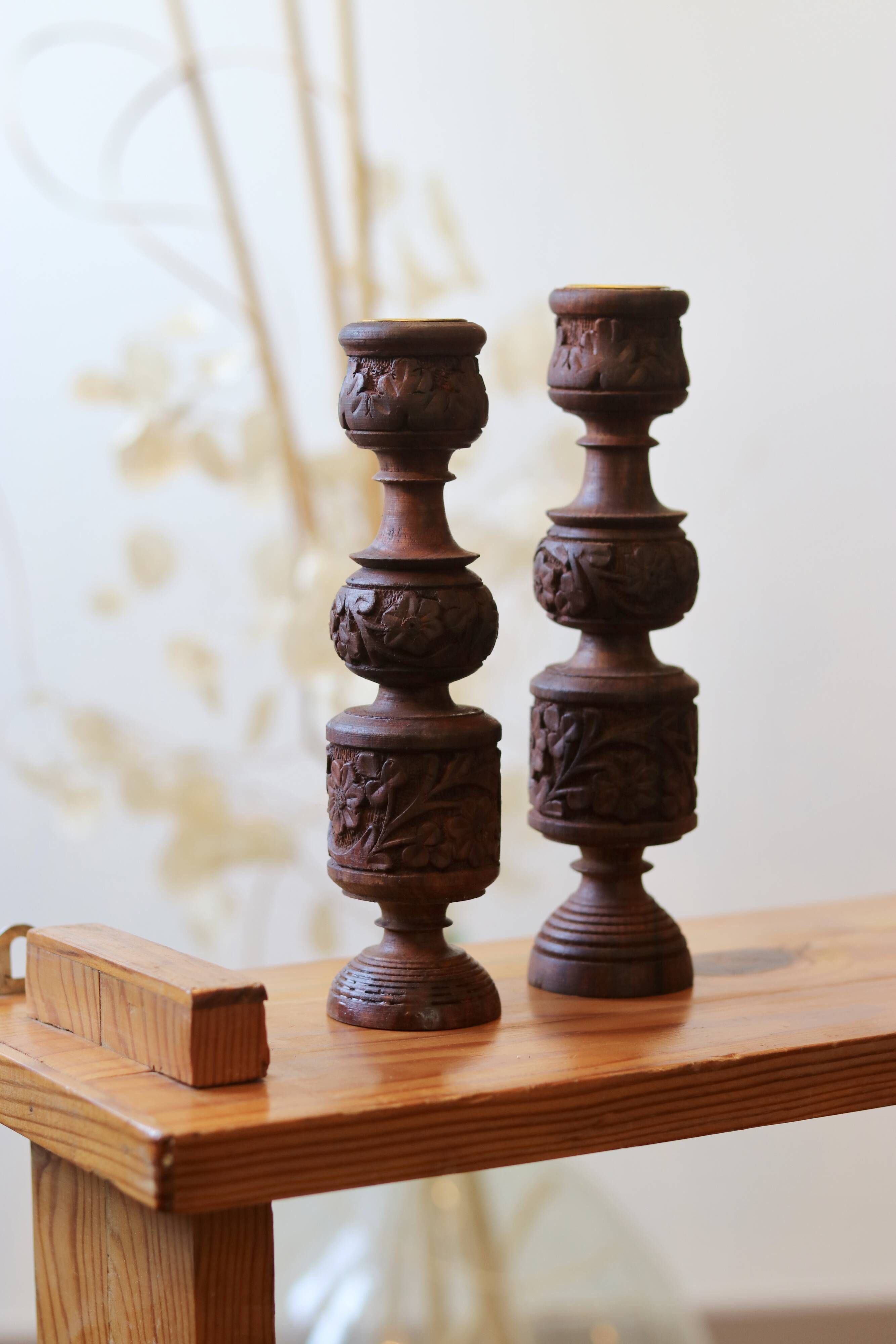 Paire de bougeoirs en bois tourné et sculpté
