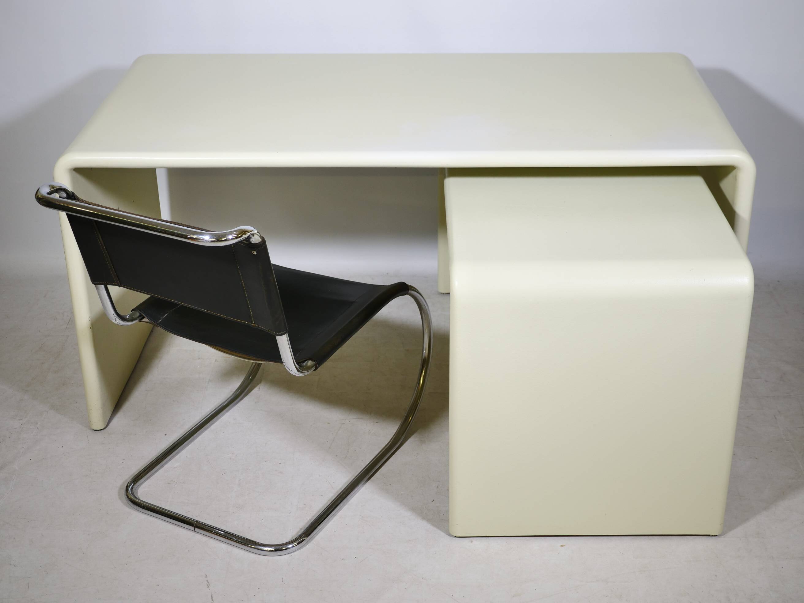Space Age nesting desk in fiberglass, set of 2, 1970s