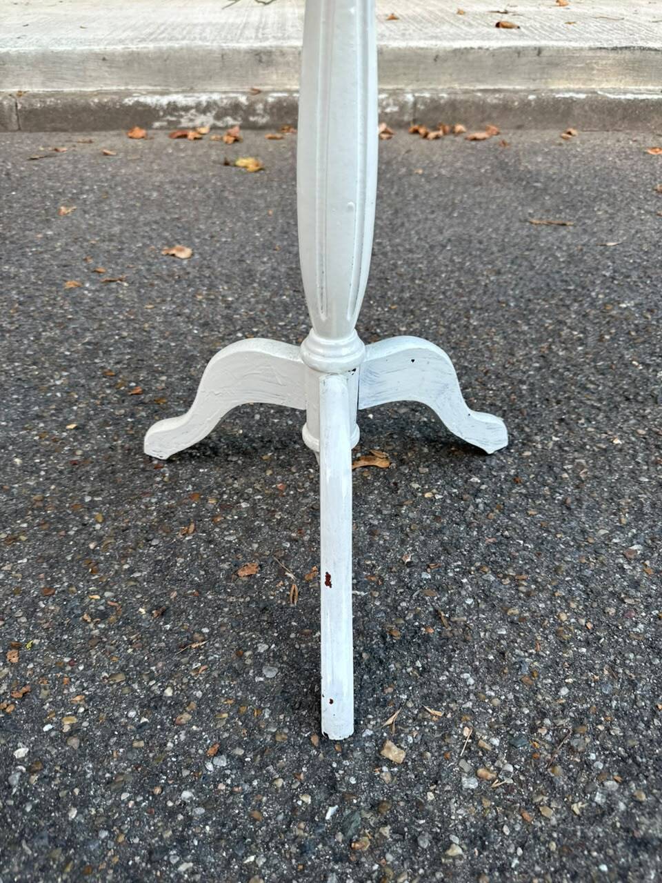 White tripod gueridon in Louis XVI style with a mirrored top, 1970.