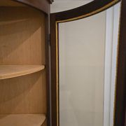 Vitrine d’encoignure ancienne en bois marqueté — Travail début XXe