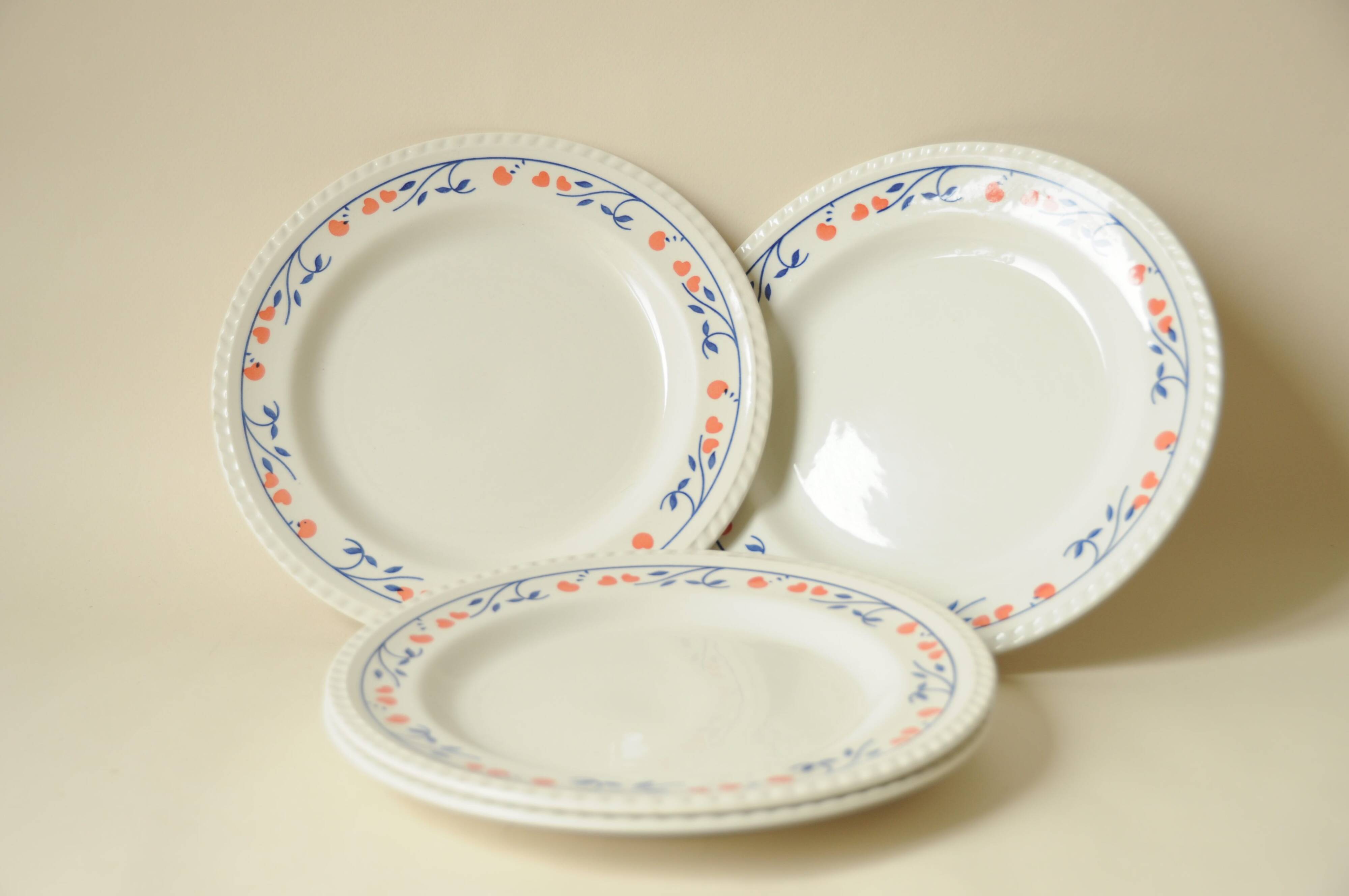 White Dinner Plates - Heart Pattern - Pink Blue (Set of 4)