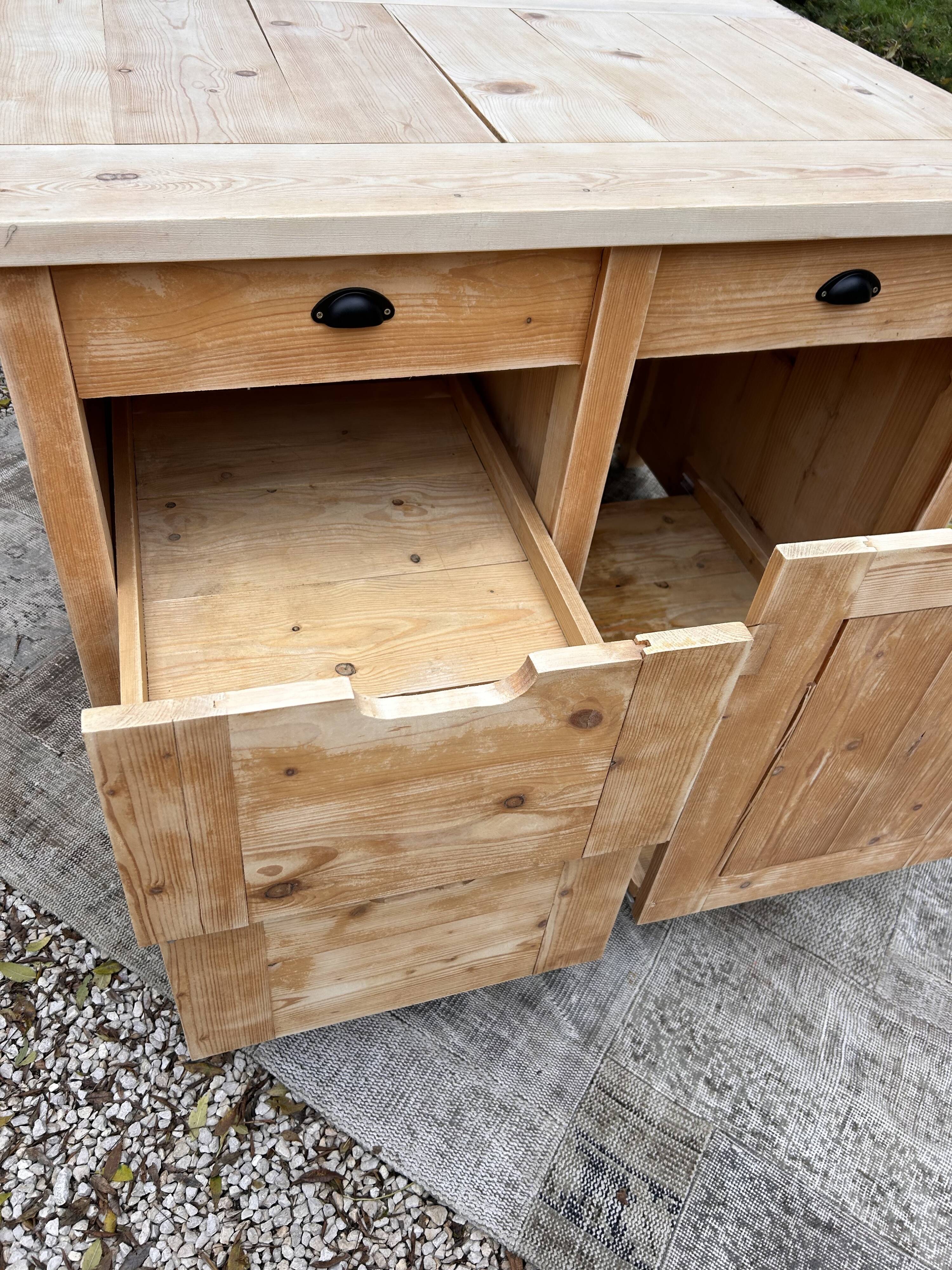 Central island / Saucepan storage unit