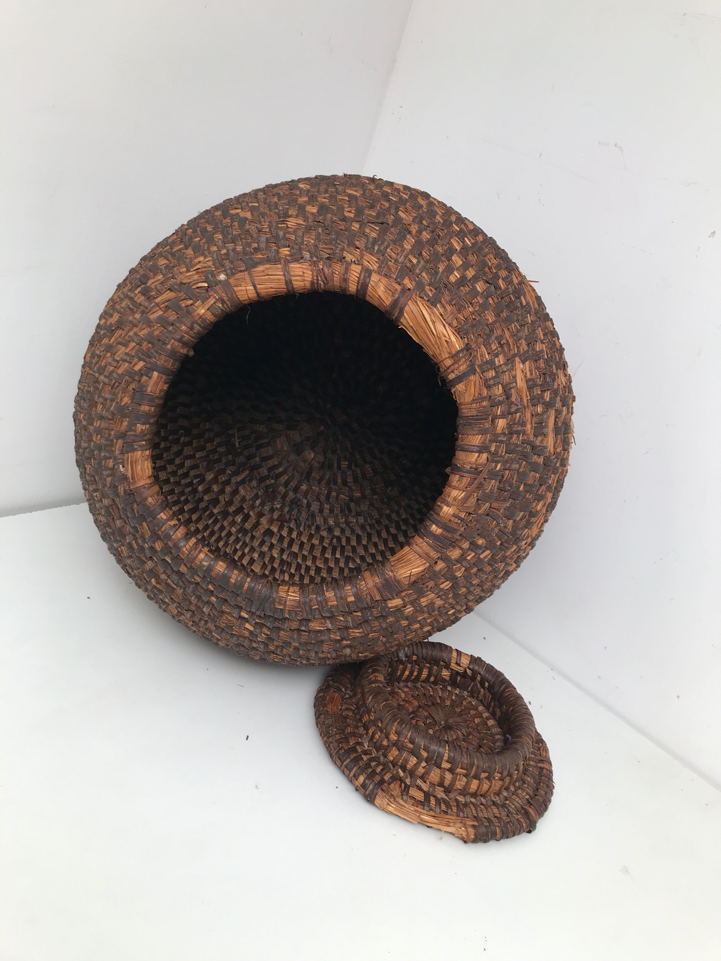 Round straw basket 50s-60s