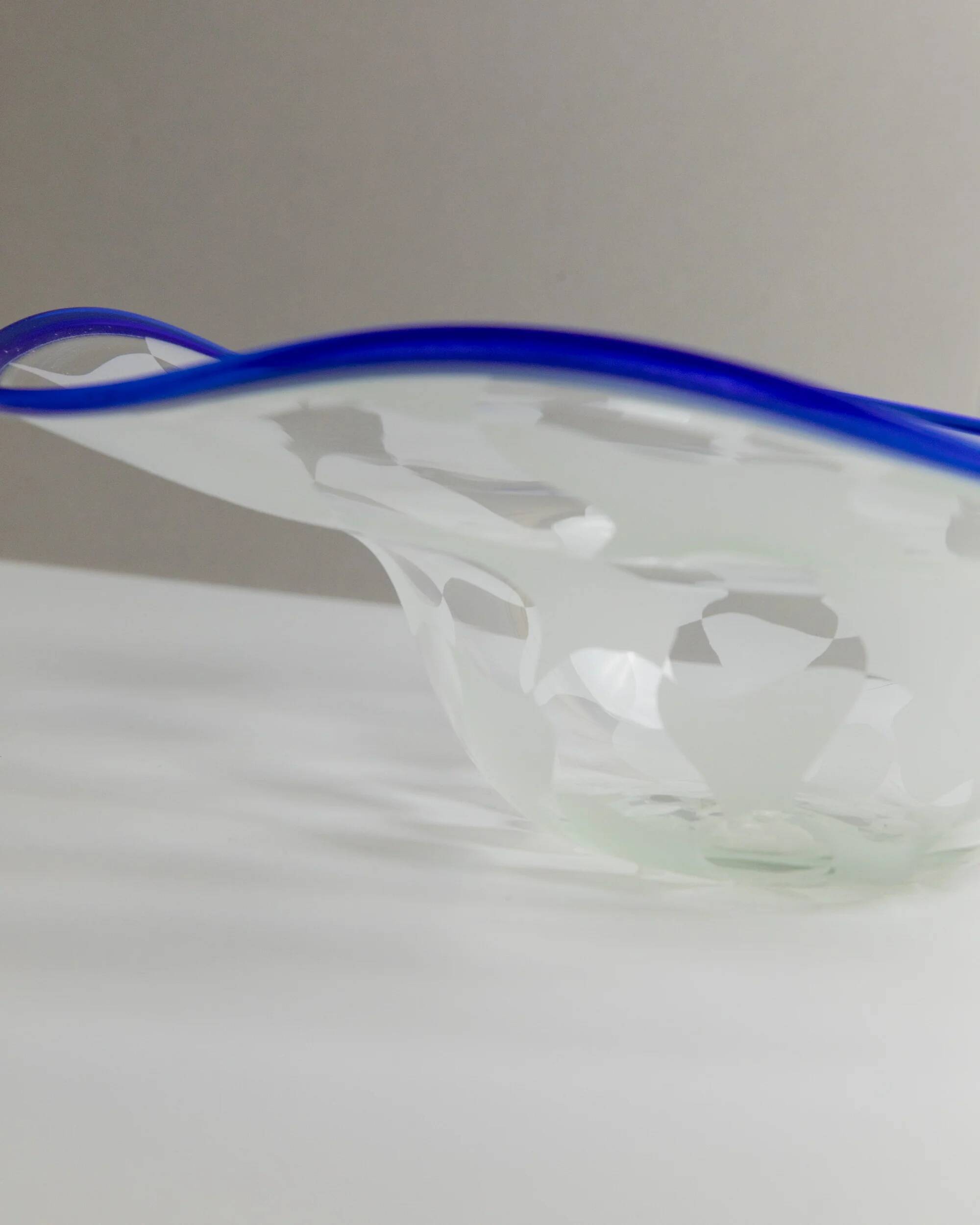 Bol en verre de Murano bleu avec motif à carreaux blancs et bord ondulé, signé RL'94