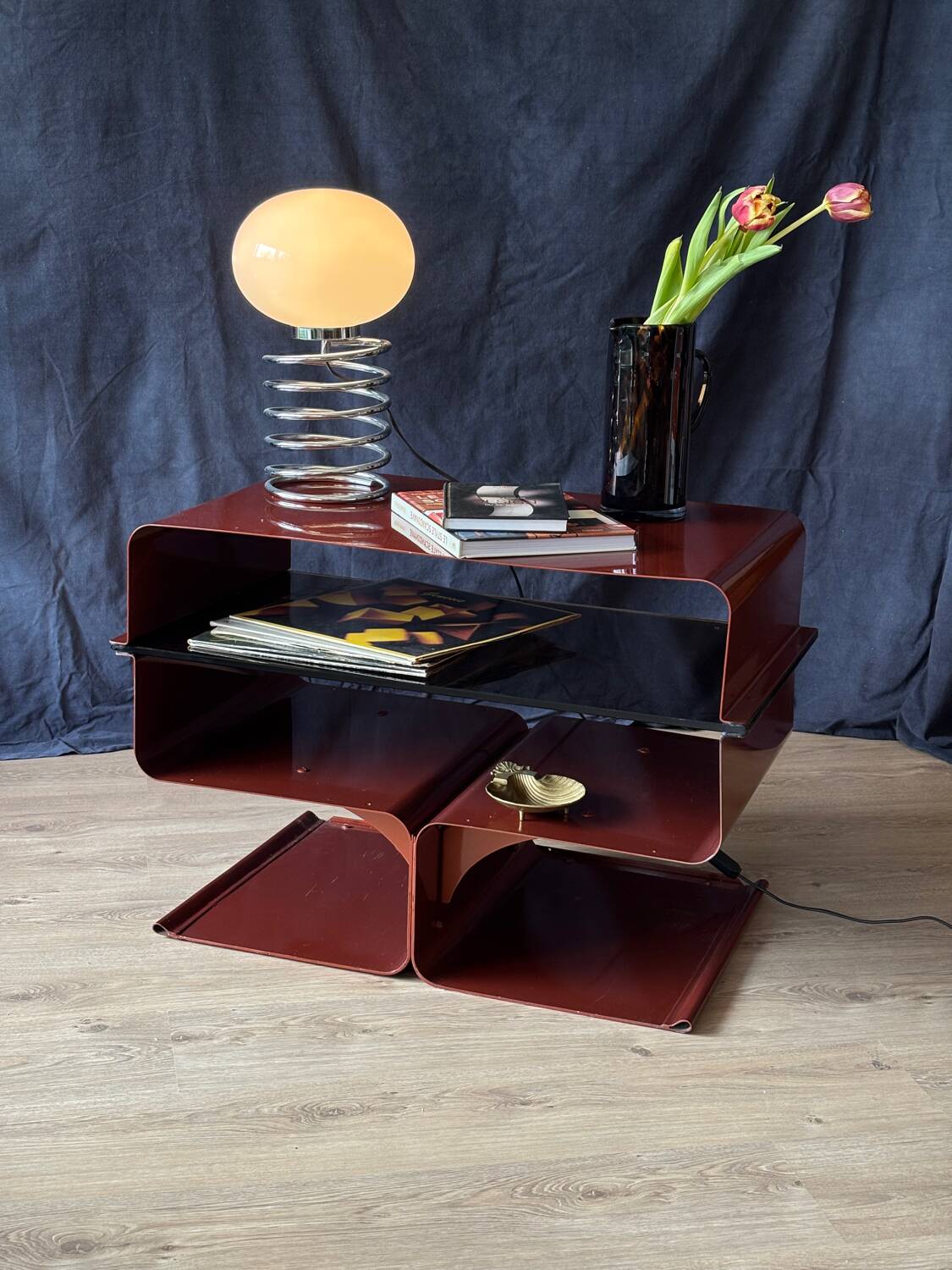 Table d’appoint, metal et verre fumé selon François Monnet