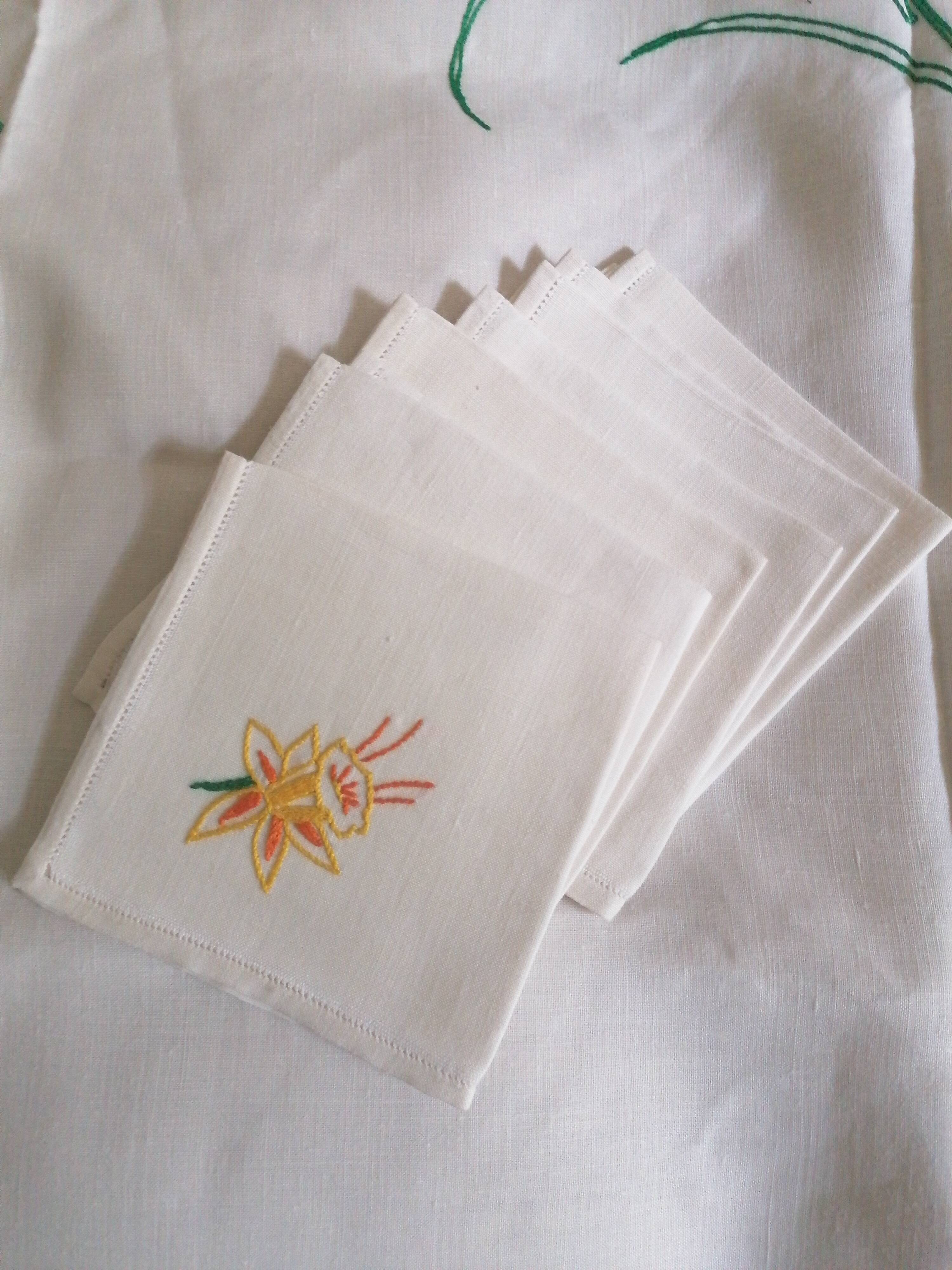 Nappe aux jonquilles brodée main pur lin