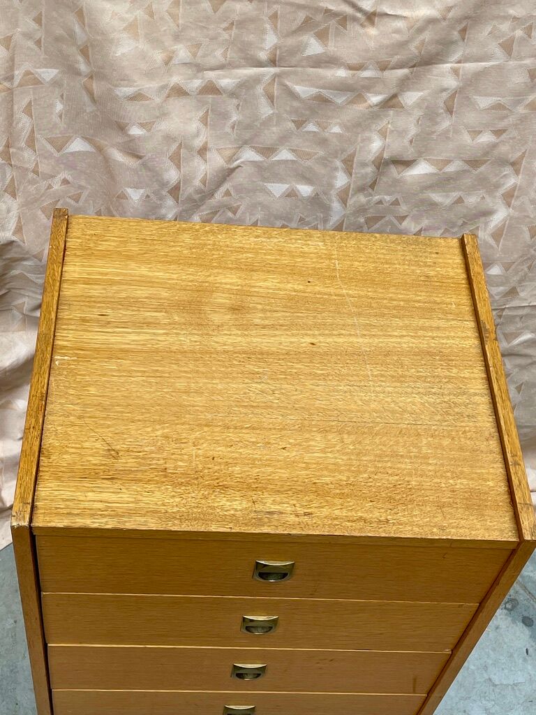 Scandinavian style drawer cabinet