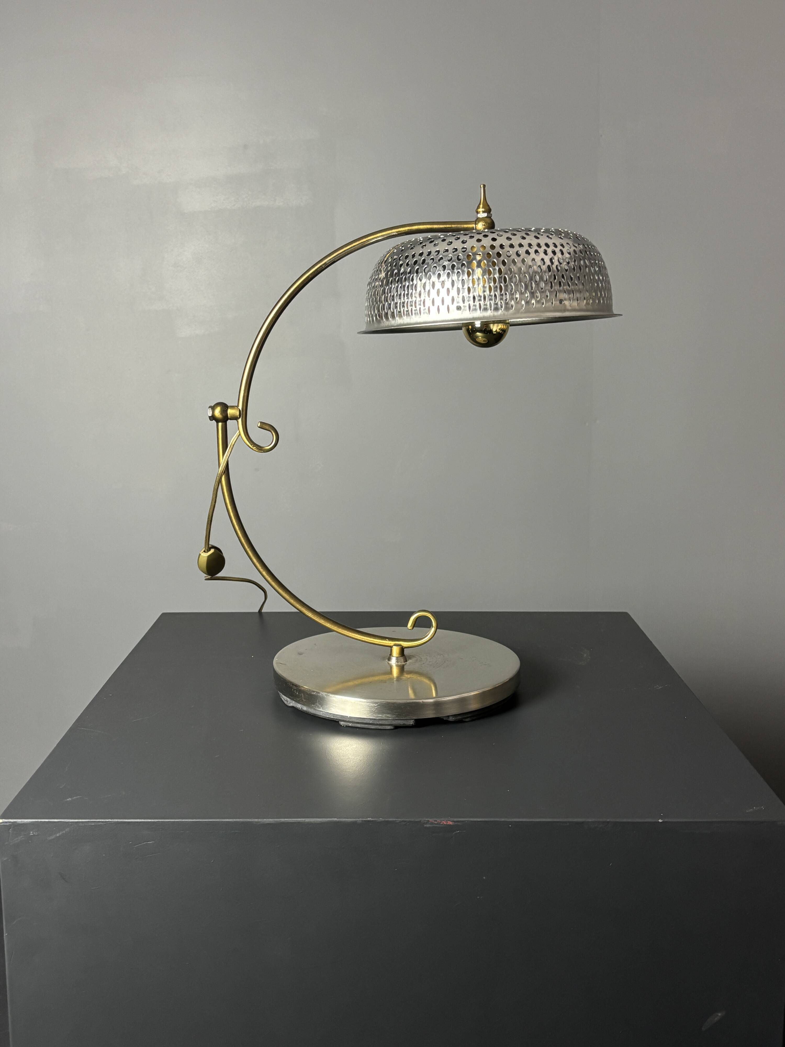 Lampe de table sculpturale ajustable des années 1960 avec abat-jour perforé.