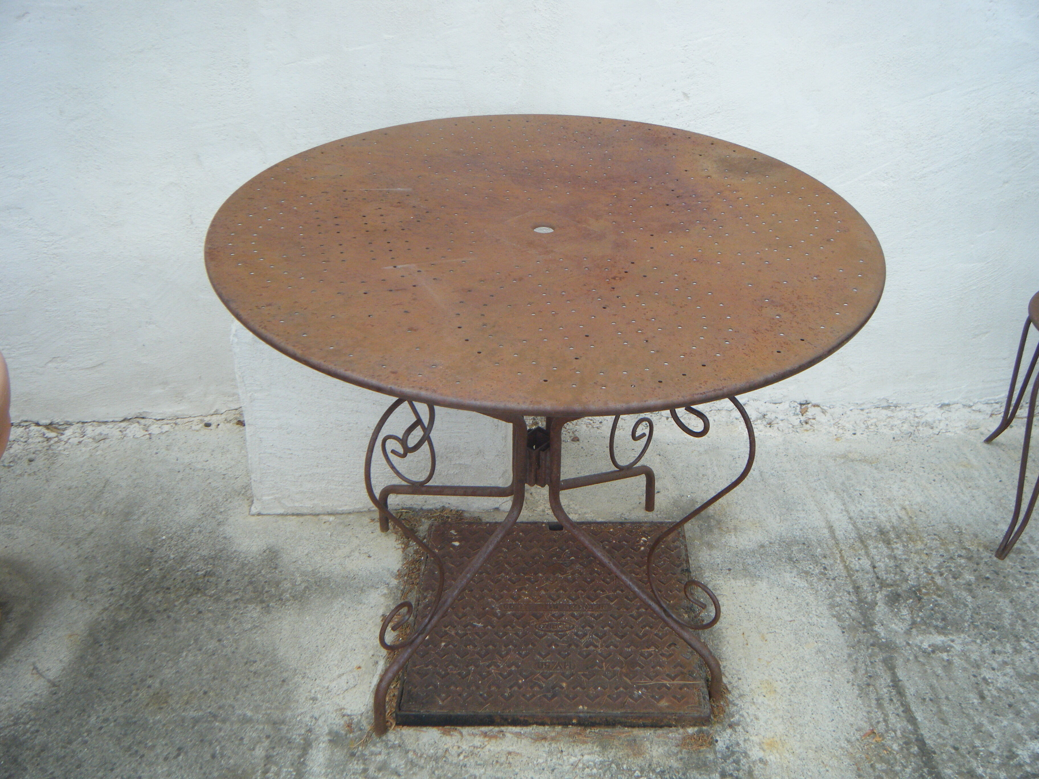 Round metal garden table