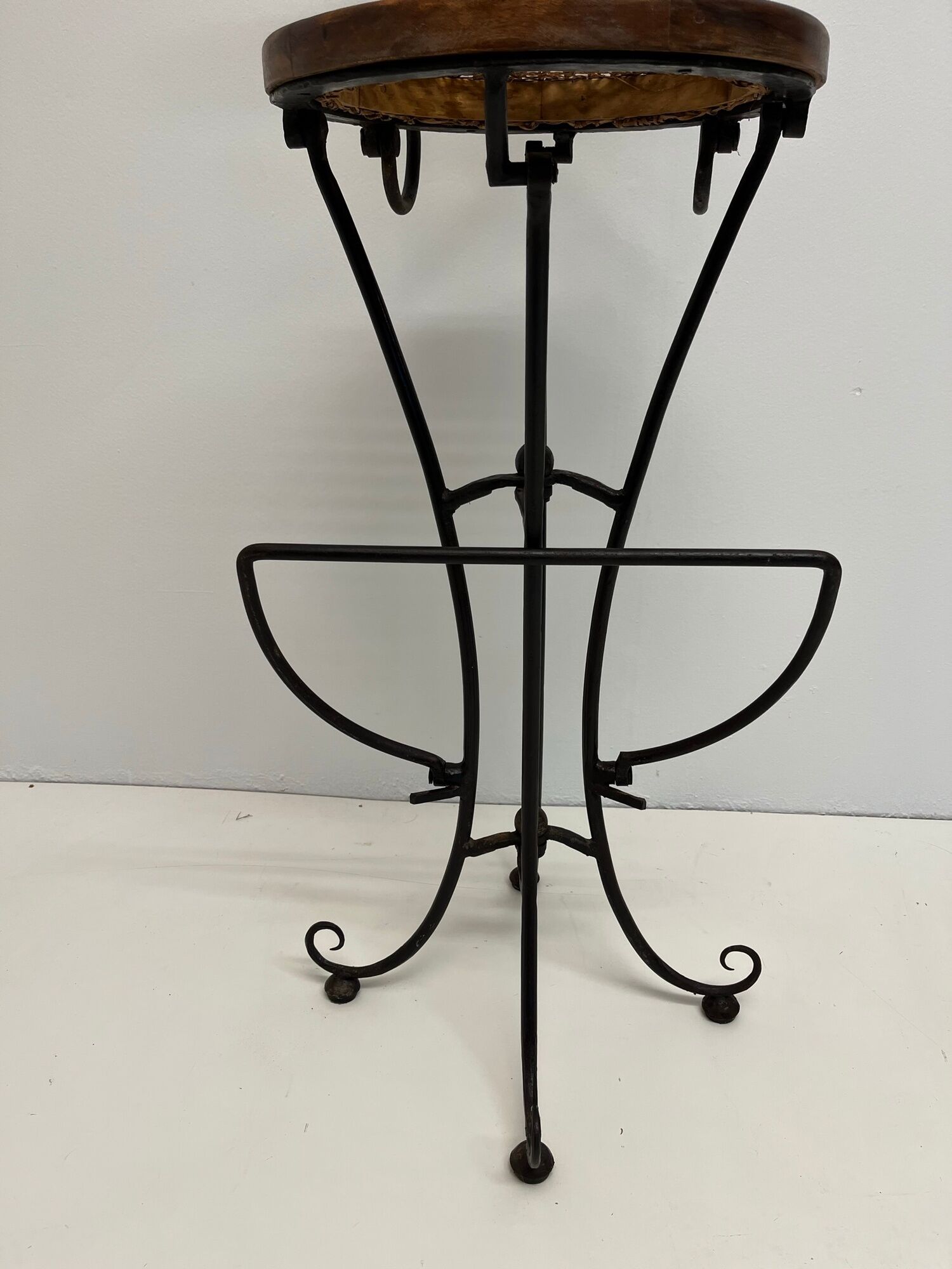 Paire de tabourets de bar vintage en bois et fer forgé avec assises cannées