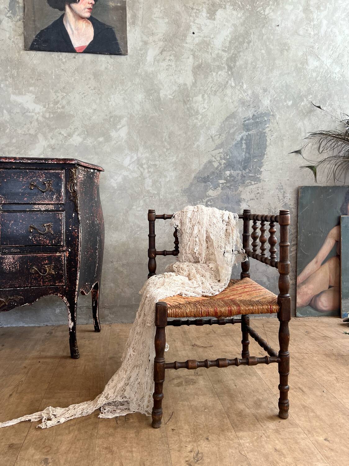 Chaise d’angle en bois et paille