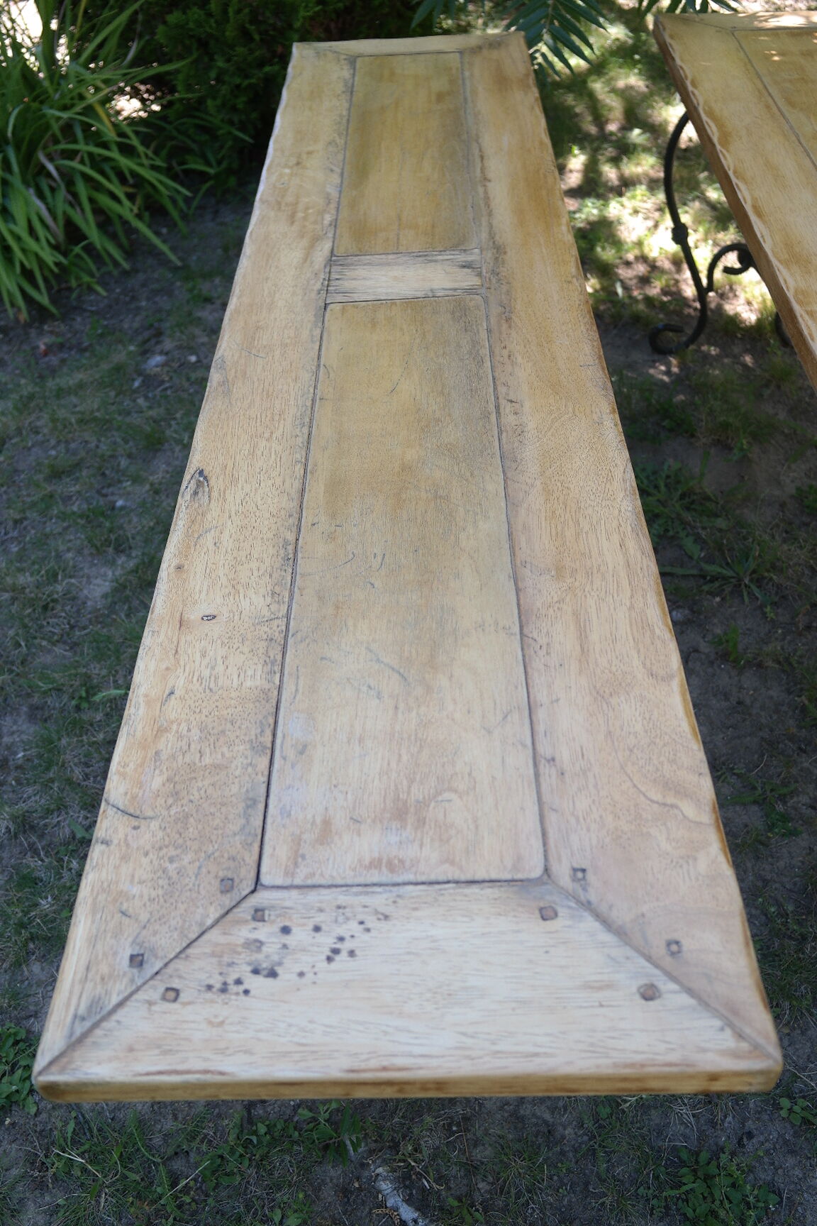 Pairs of benches in light wood and tubular metal