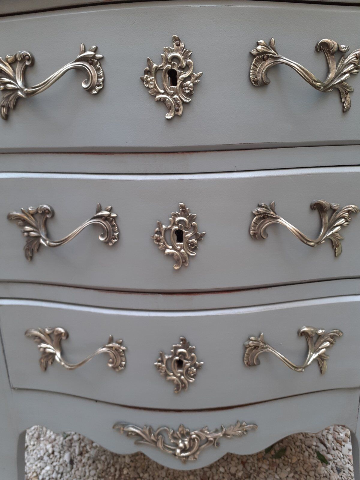 Commode de style Louis XV, peinte