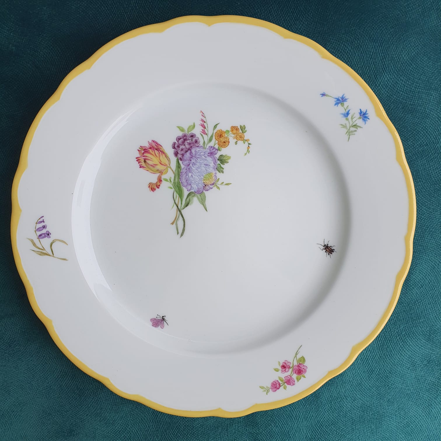 Assiette peinte à la main