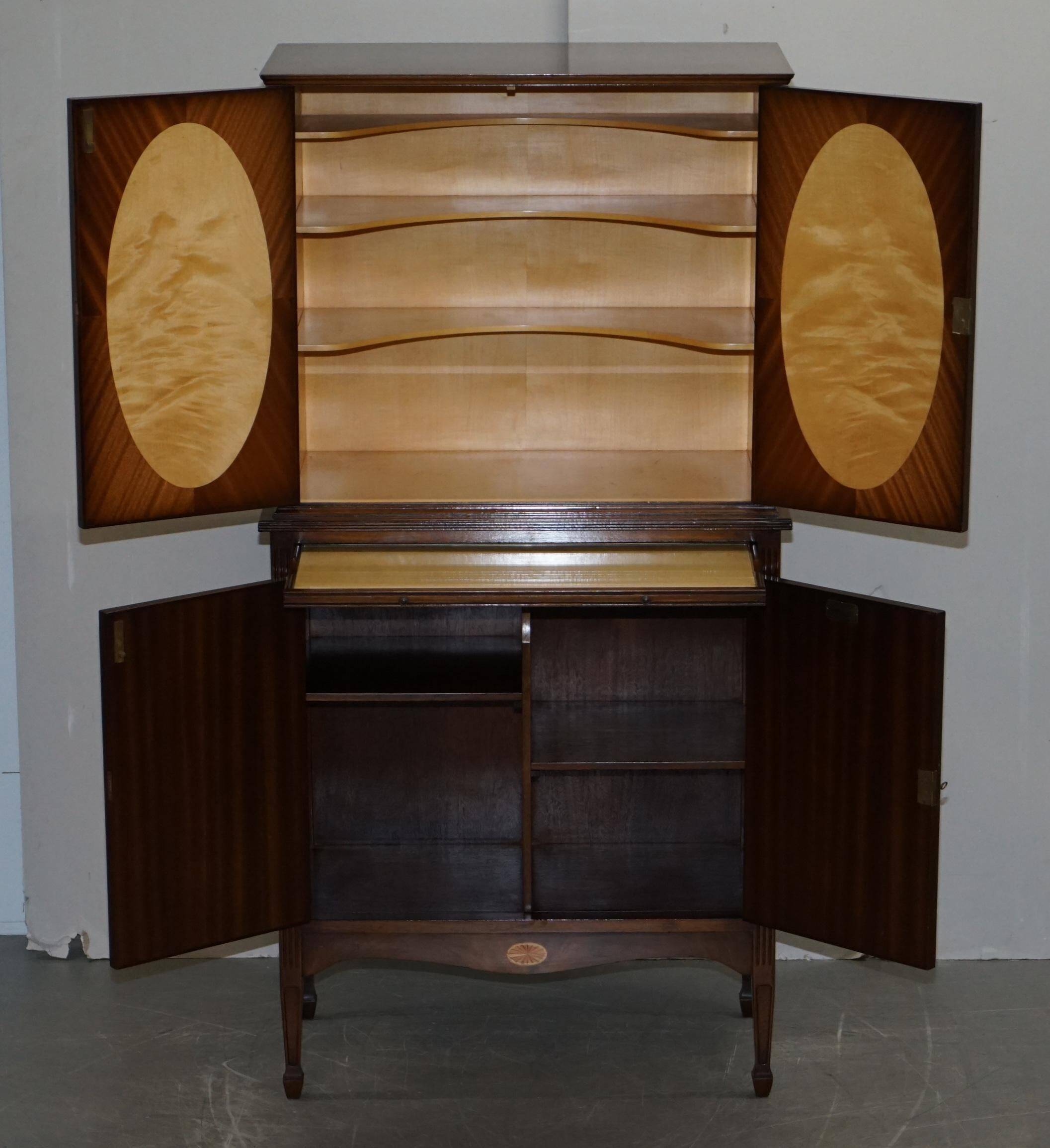 Cabinet à boissons flammé en acajou et satin style Sheraton Revival