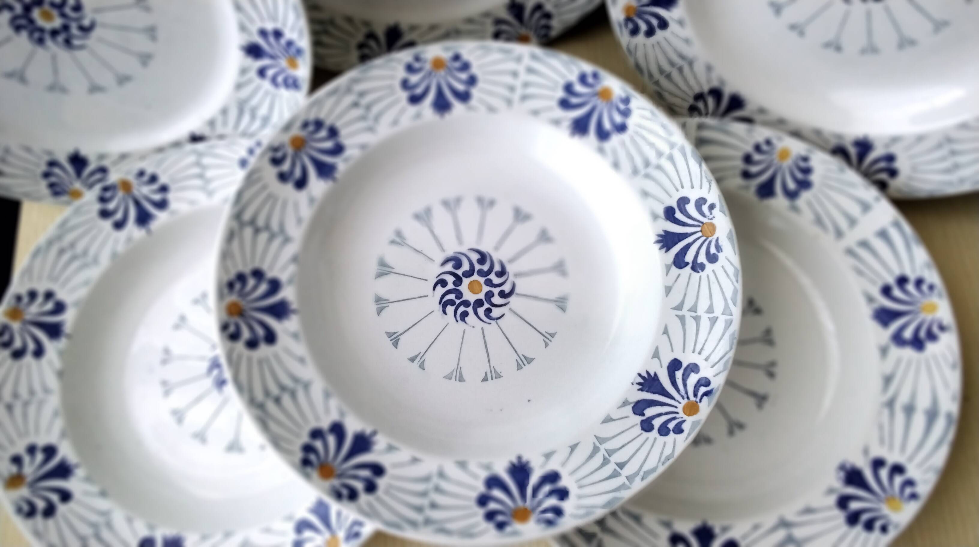 Lot de 6 assiettes  4 creuses et 2 plates de la Faïencerie d'Onnaing