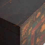 Malle chinoise ancienne de couleur foncée avec des motifs floraux (c.1900) #2
