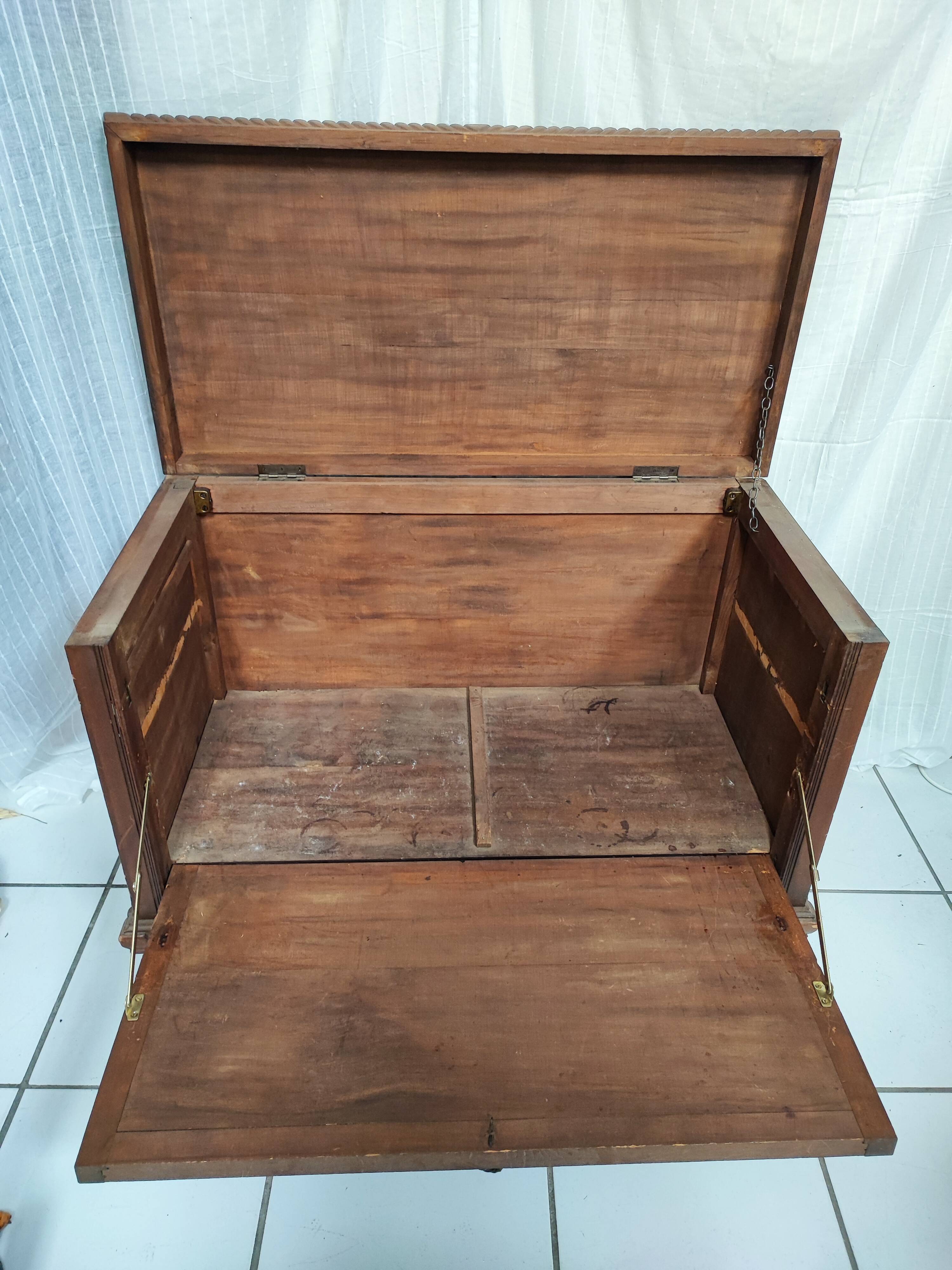 Ancien coffre en bois sculpté oriental