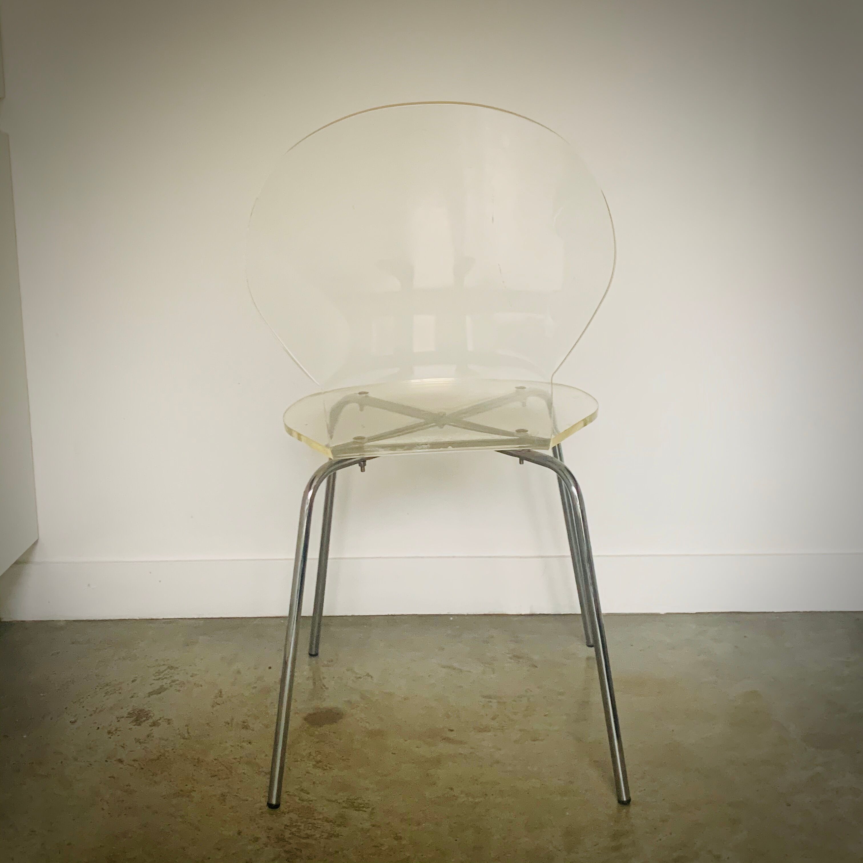 Chaise monocoque en altuglas transparent 70'