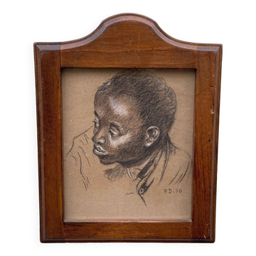 Tableau ancien portrait de garçon noir au fusain cadre en bois signé RD 96