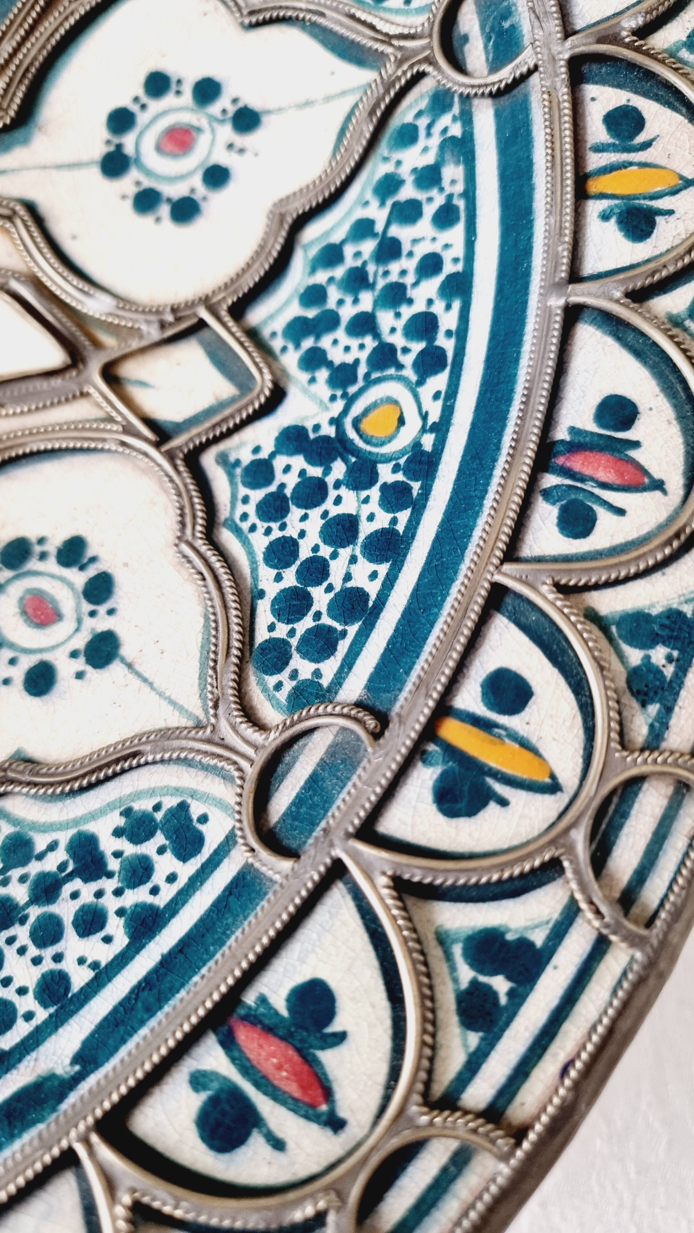 Vintage Moroccan plate in ceramic with filigree of alpaca and bone.