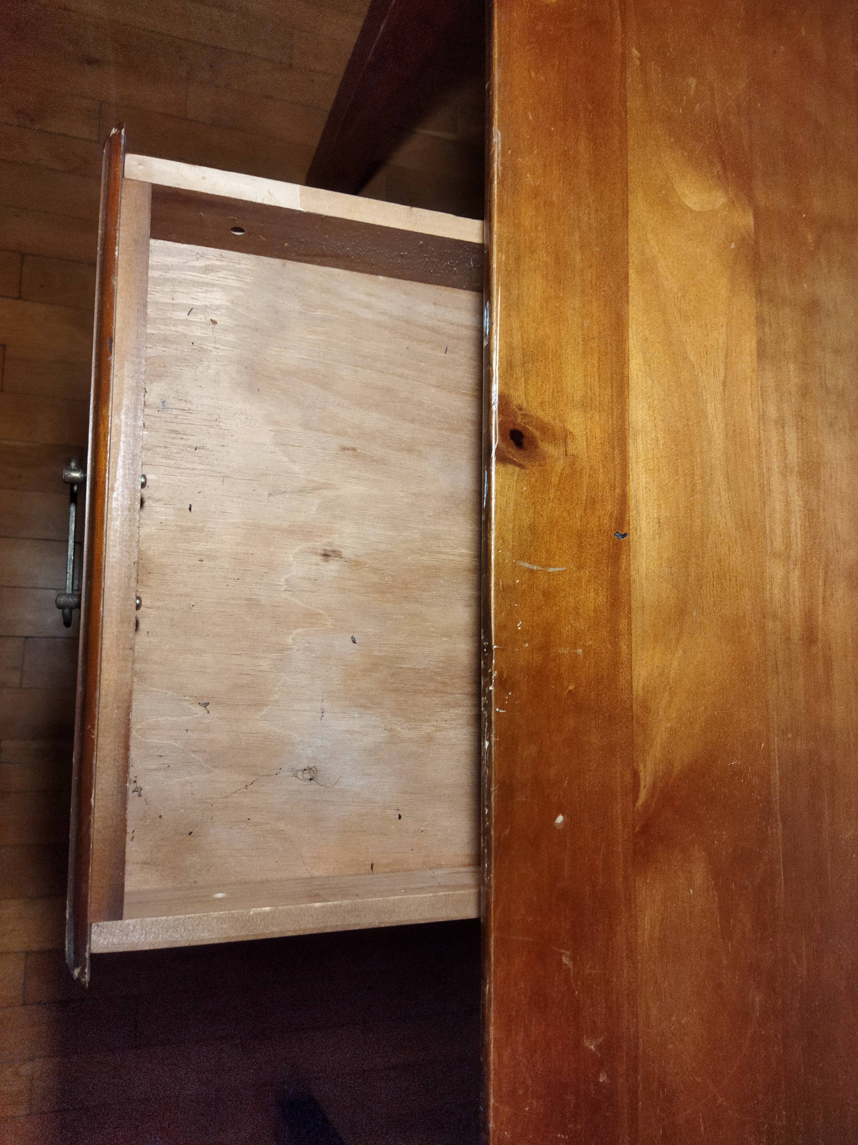 Table feet spindles