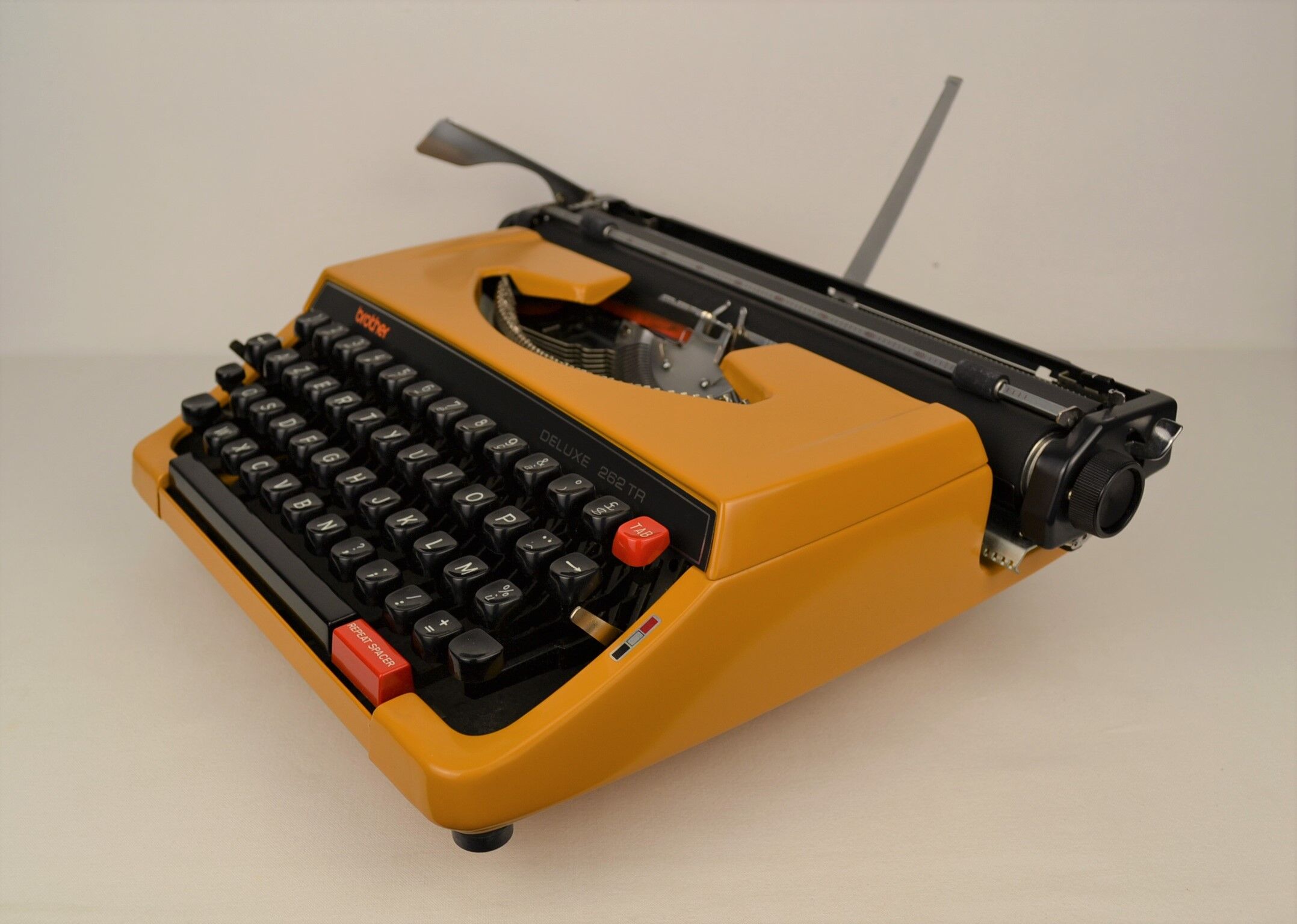 Brother deluxe 262tr mechanical typewriter - new tape