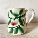 Pichet ancien en barbotine Digoin Cerises