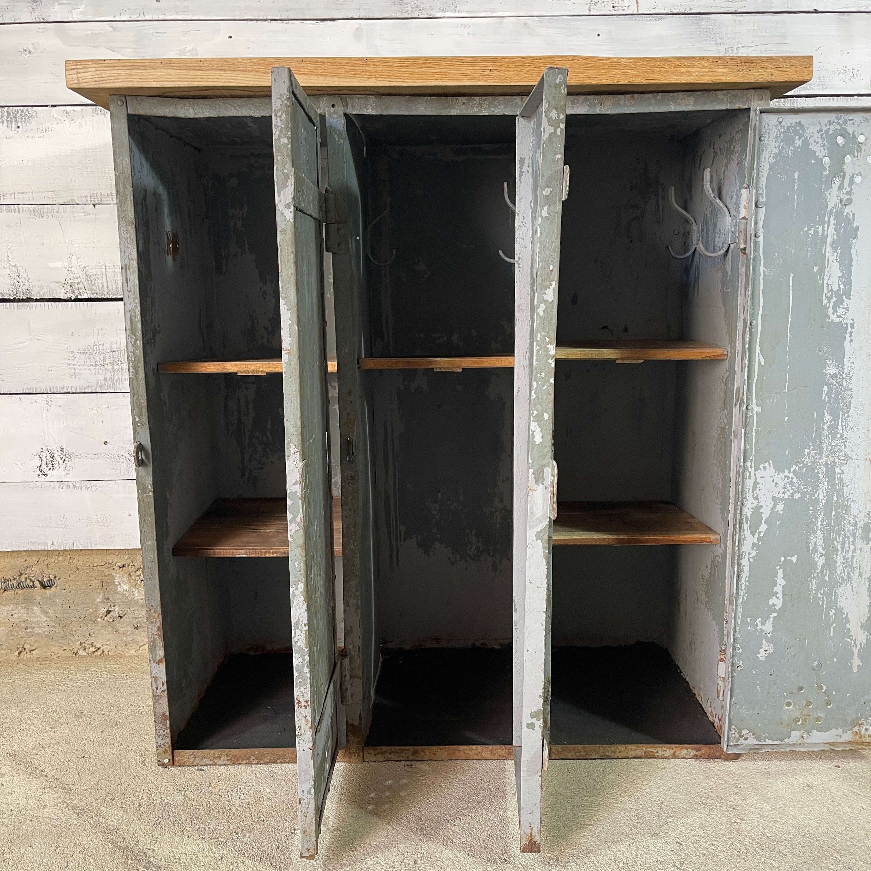 Buffet cloakroom 3 doors