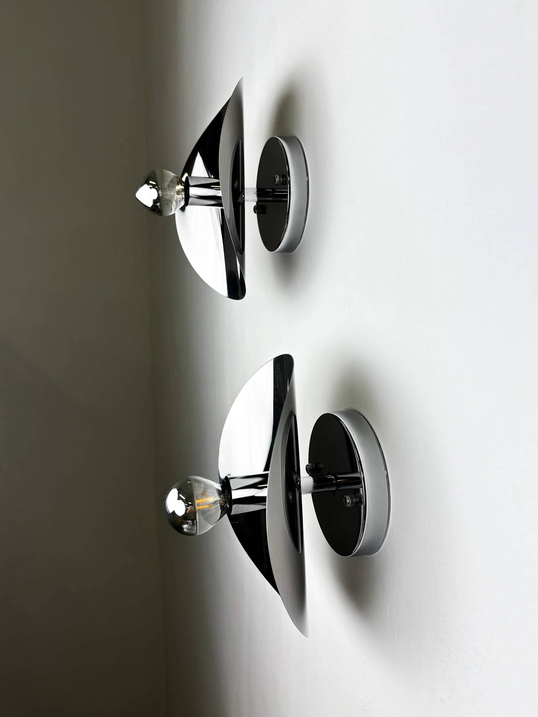 Paire de lampes murales "Folio", style spatial, métal chromé, Italie, 1970