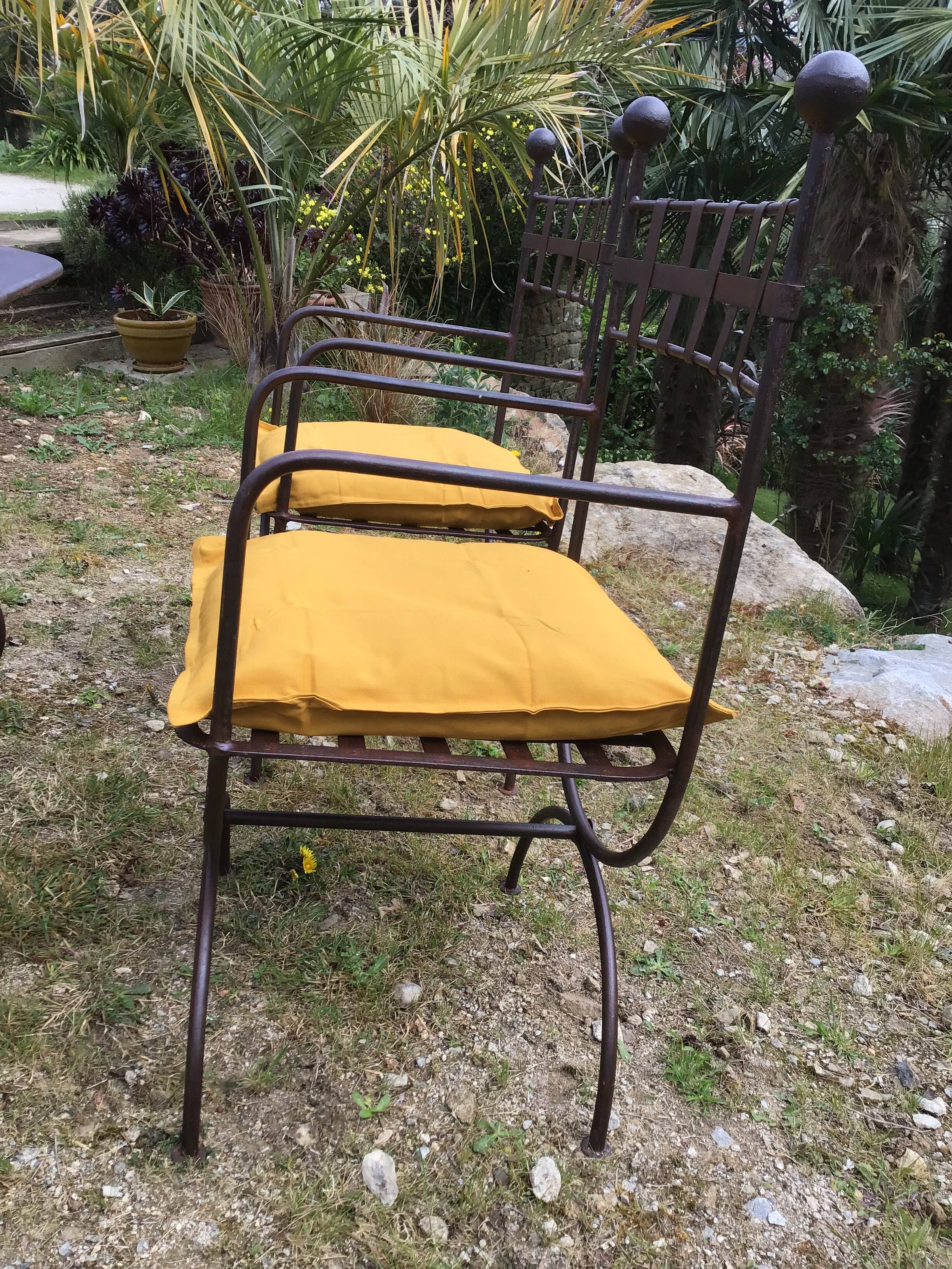 Table & 6 wrought iron chairs, 6 cushions