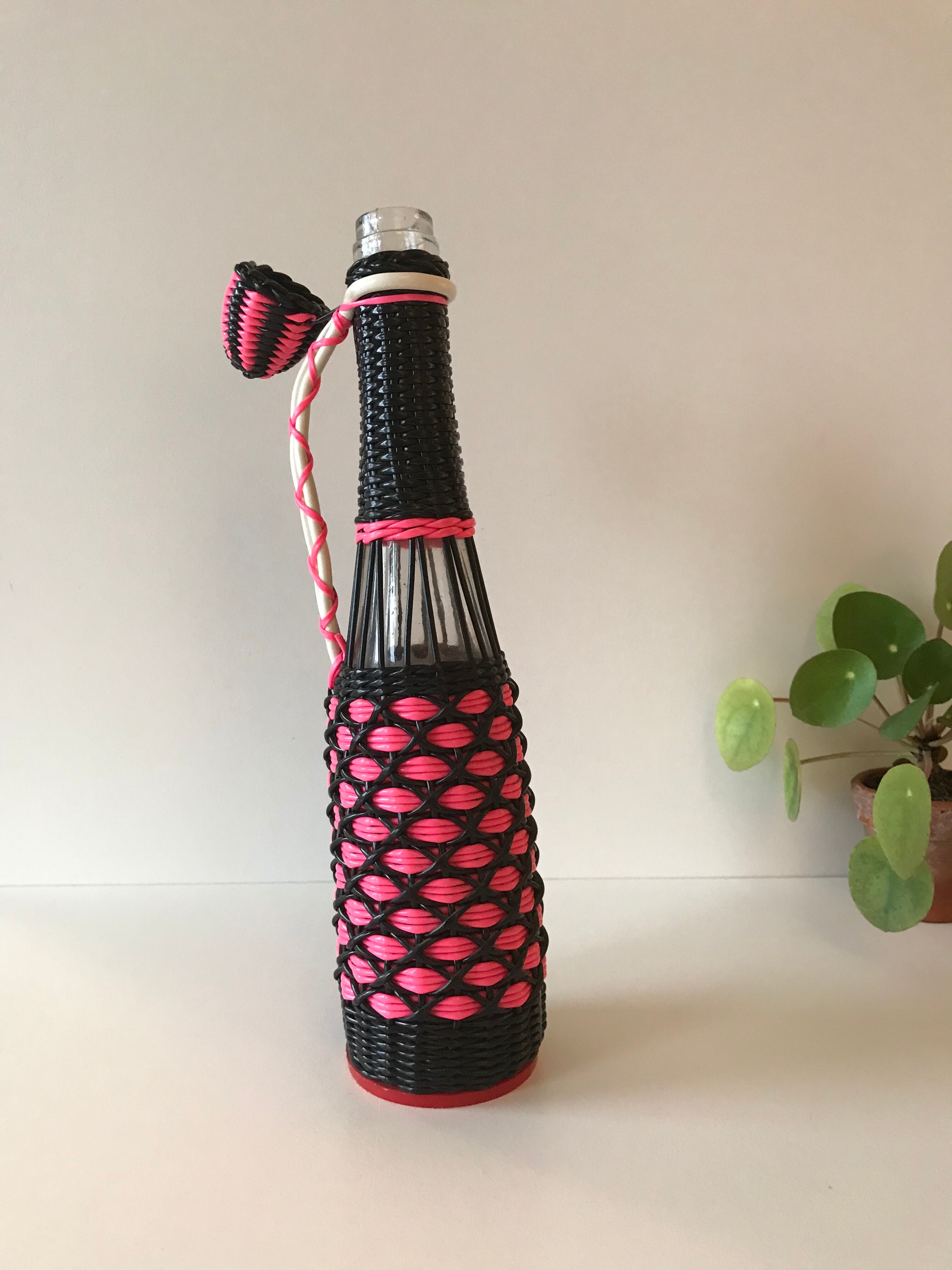 Bottle pink and black scoubidou