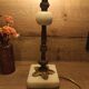 Lampe art déco 1930 laiton, albâtre, globe verre de Clichy rose