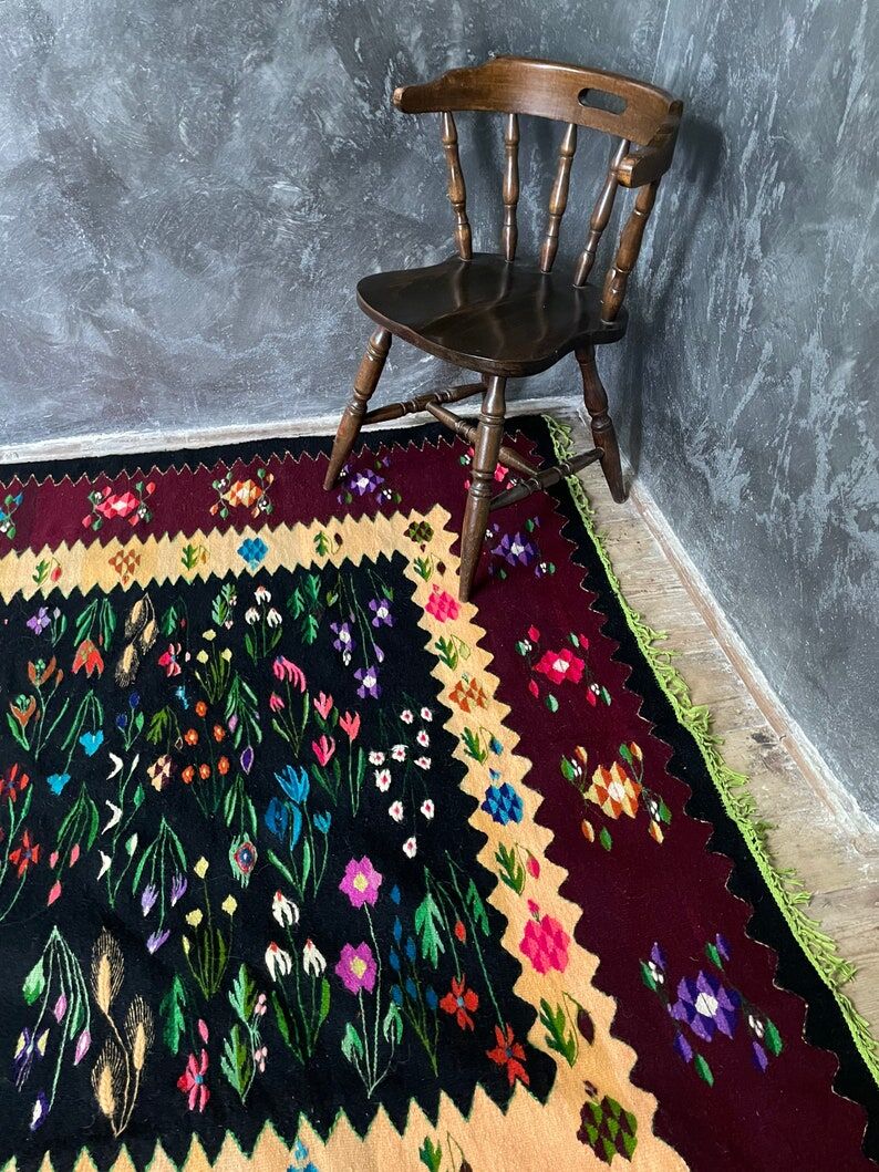 Oltenian floral beautiful rug, large size for a livingroom, handmade in wool in Romania