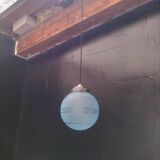 Suspension boule en verre bleuté