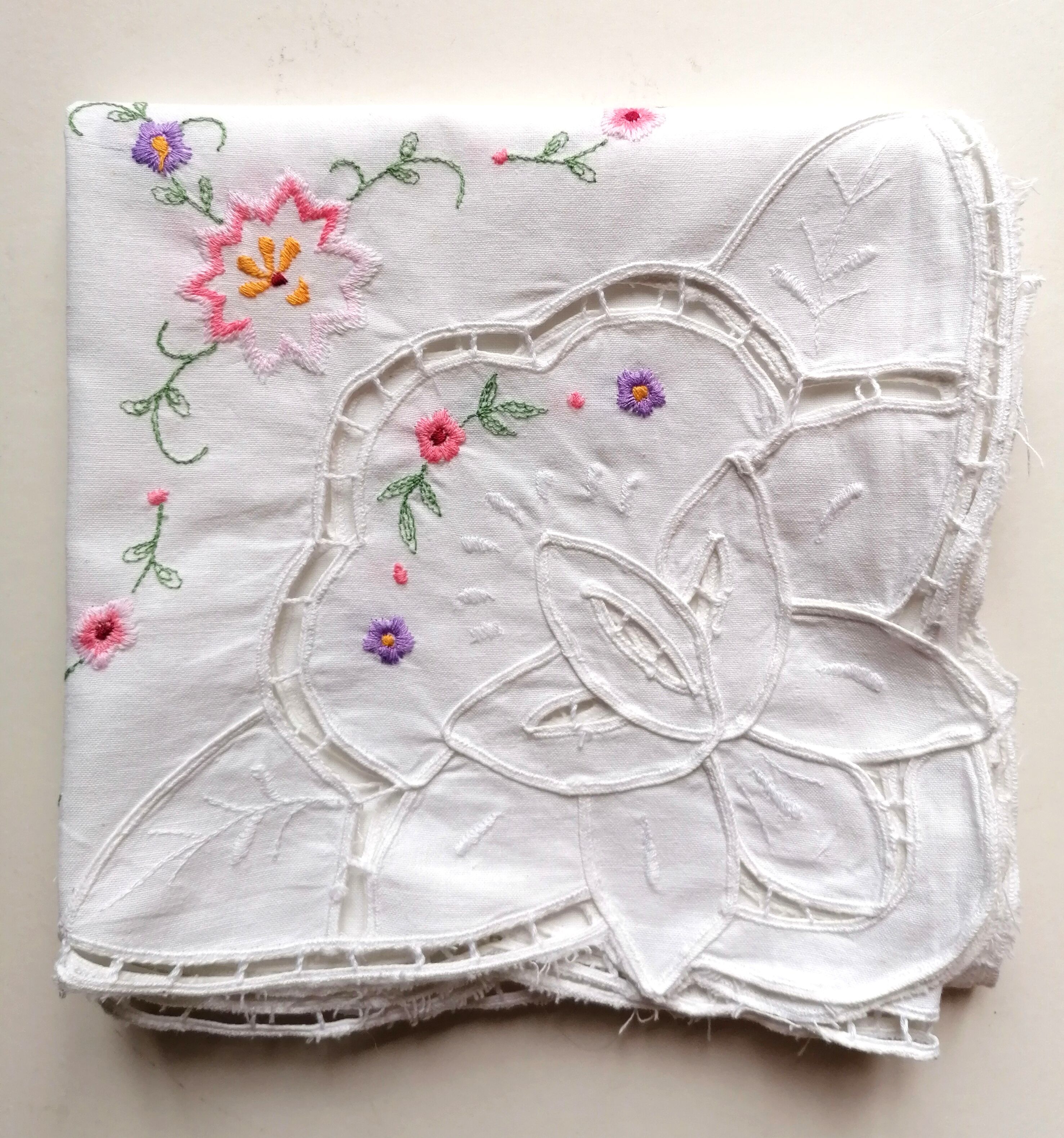 Embroidered tea tablecloth 80x80 cm