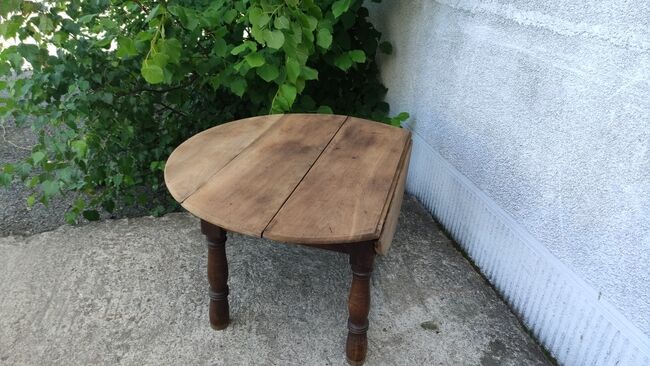 Folding low round table