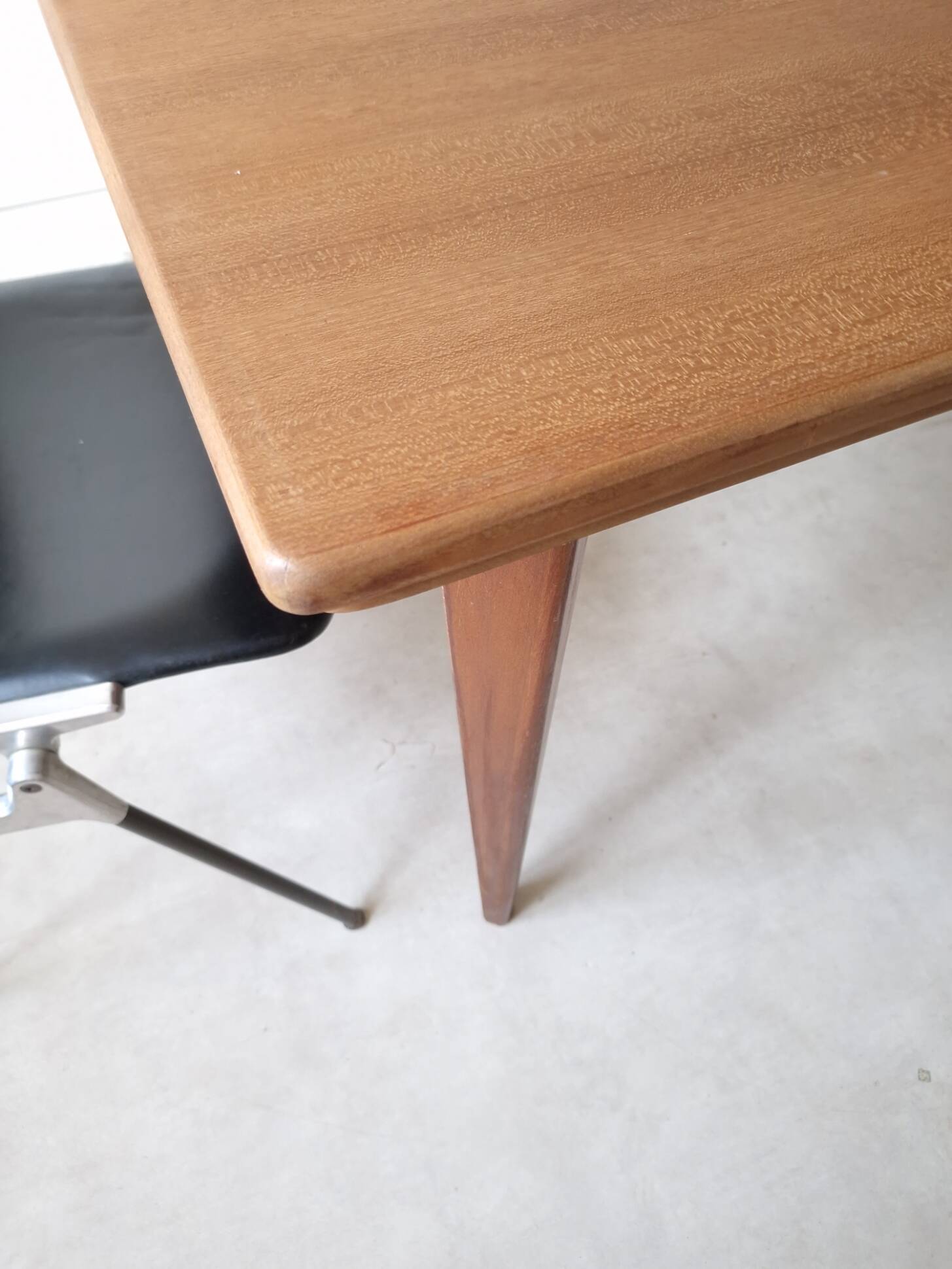 Scandinavian extendable table