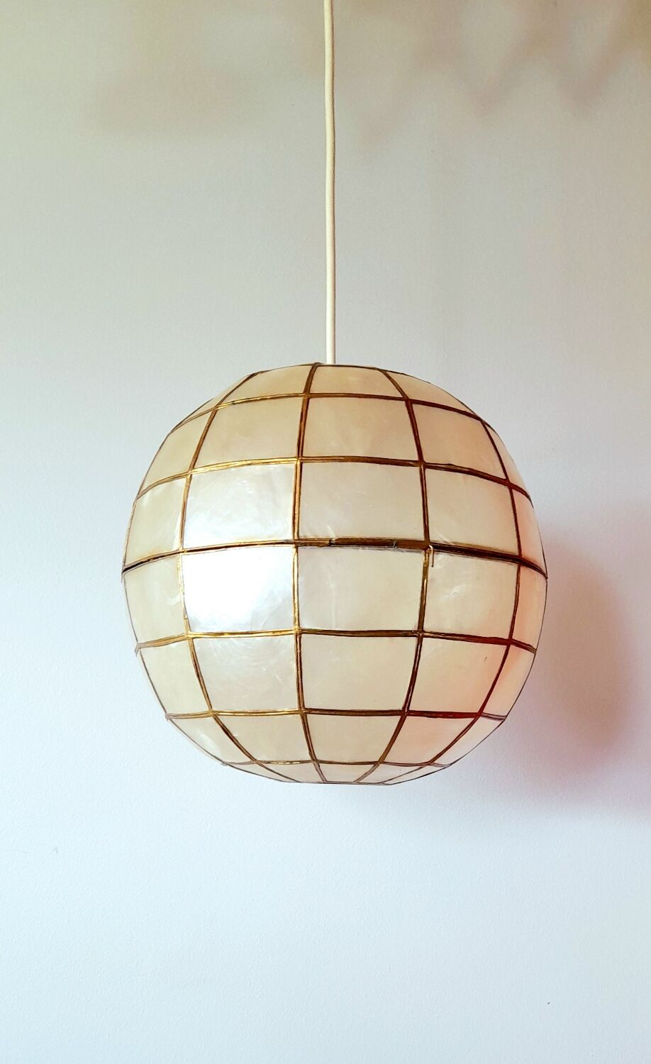 Suspension boule nacre et laiton 70s