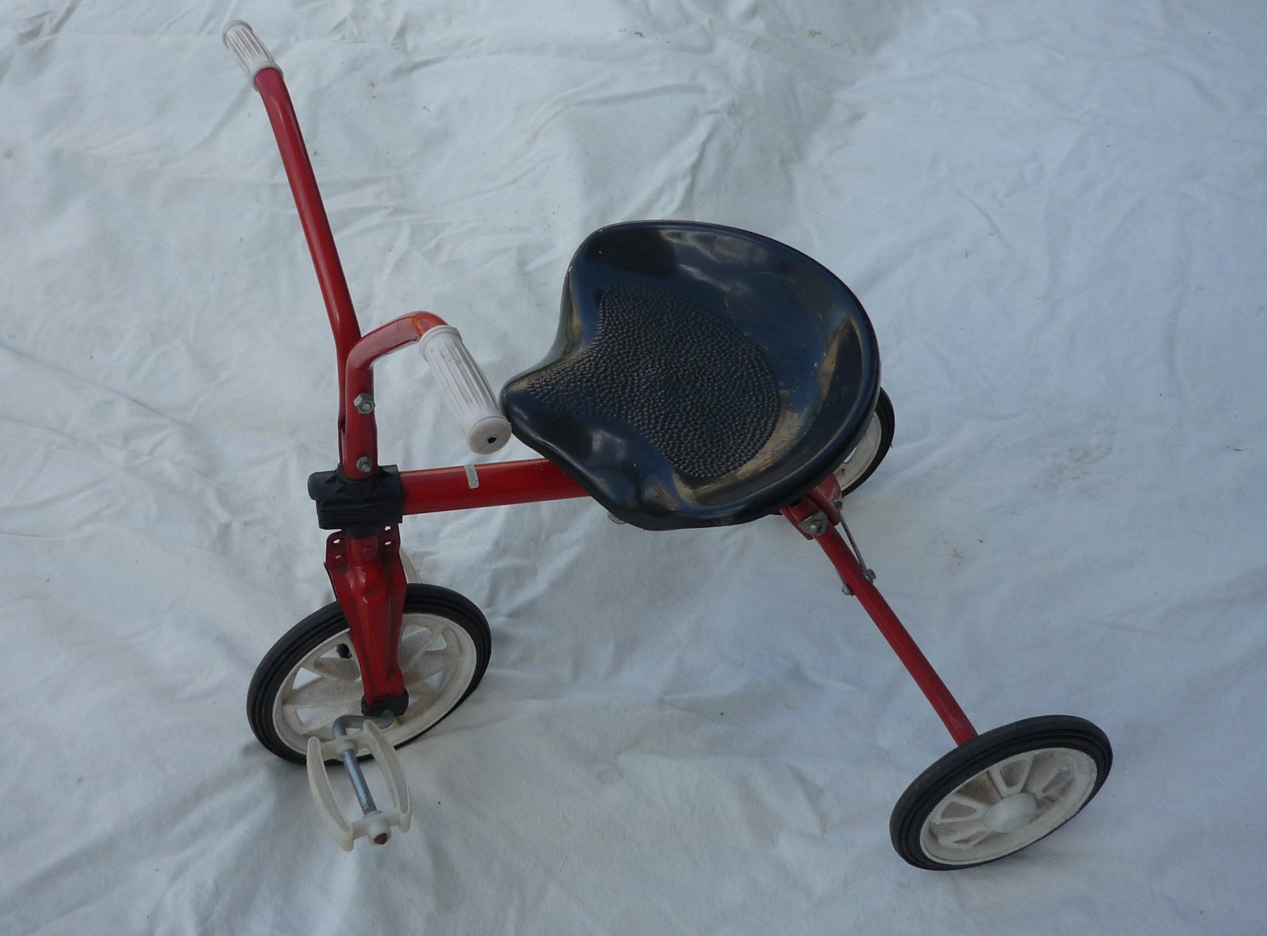 Tricycle ancien 2-3 ans pour tout petit  métal rouge vintage 70s