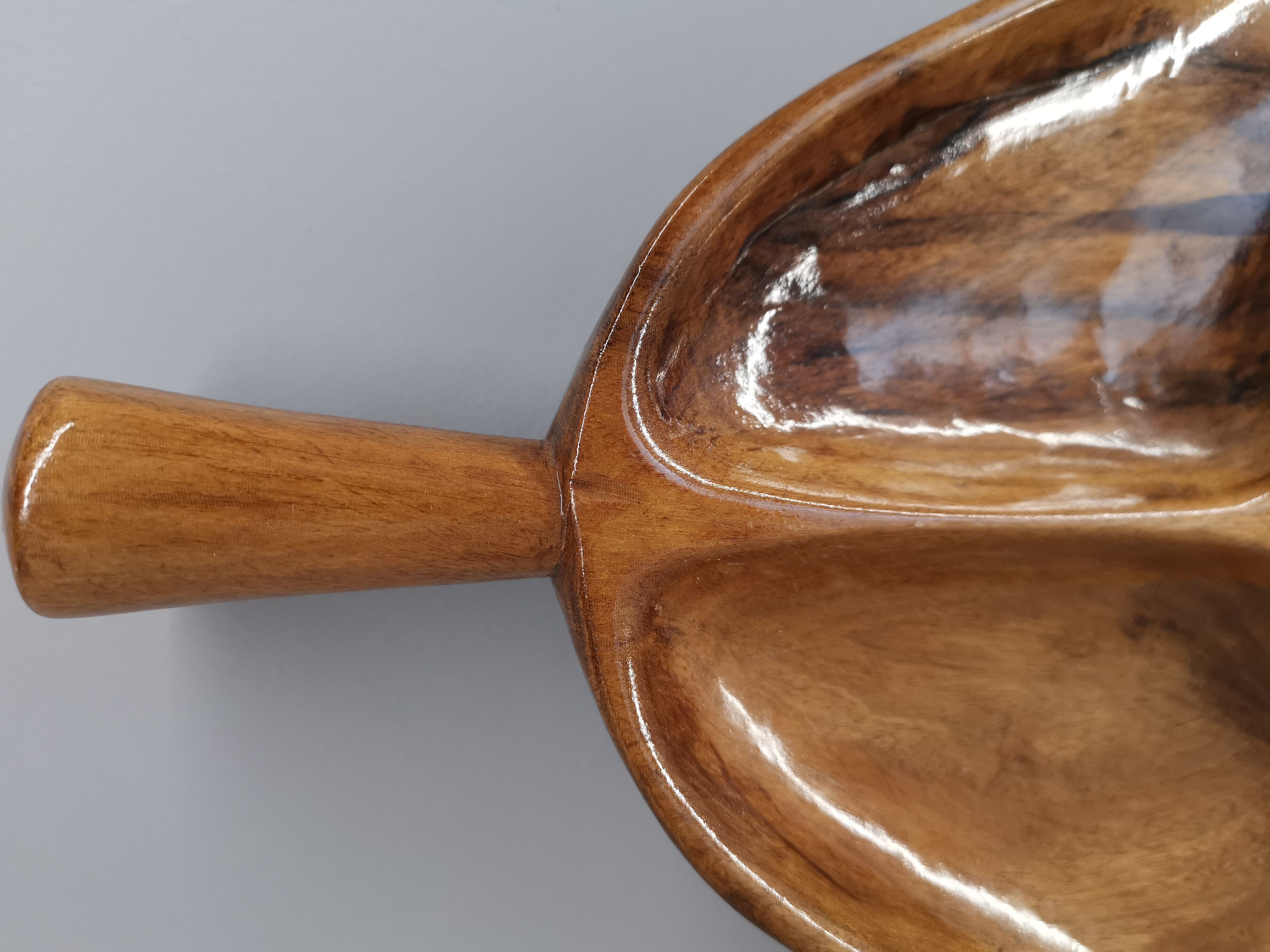 Serving tray or aperitif in carved wood varnish 70