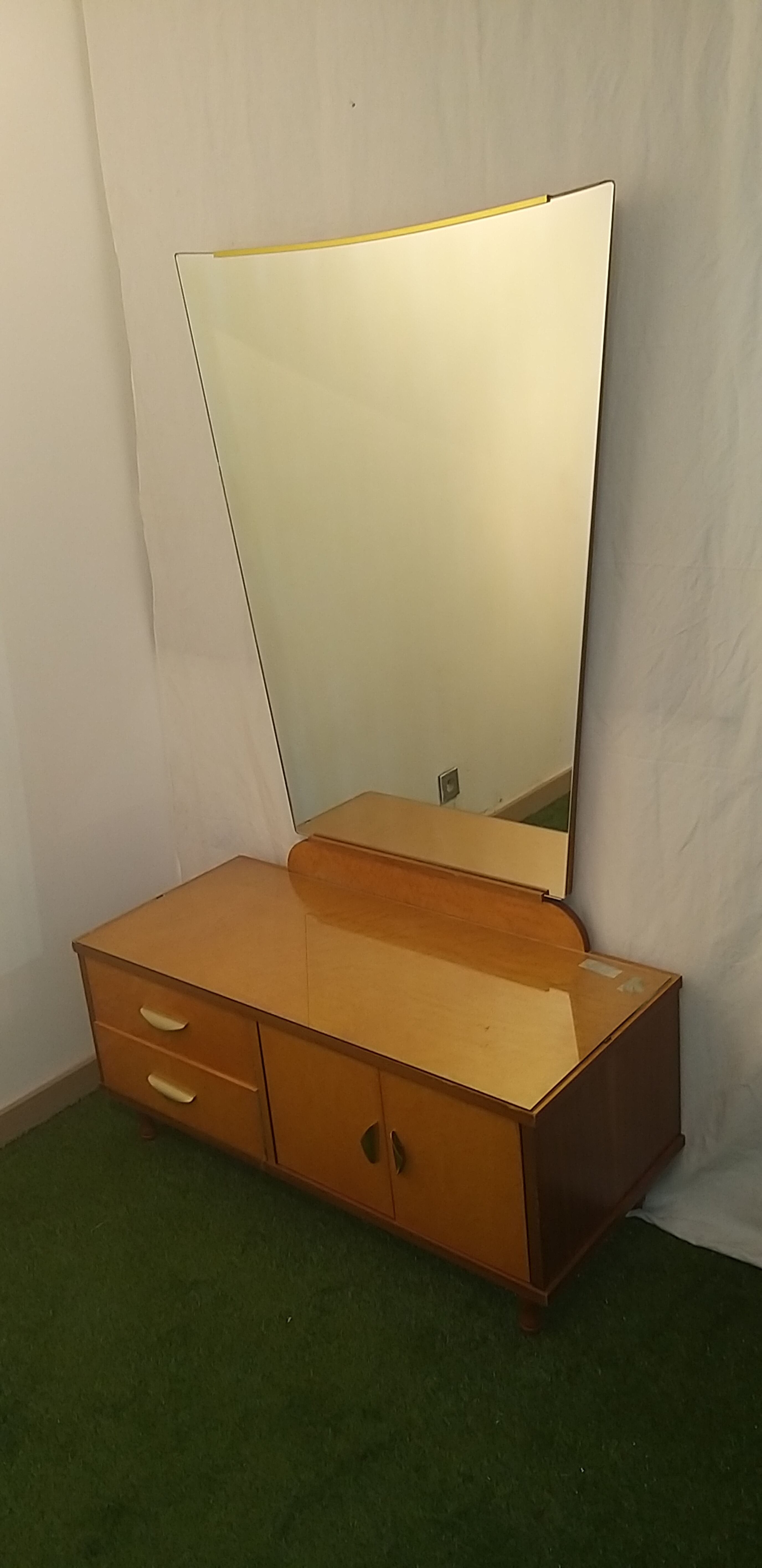 Hairdresser dresser 60s/70s