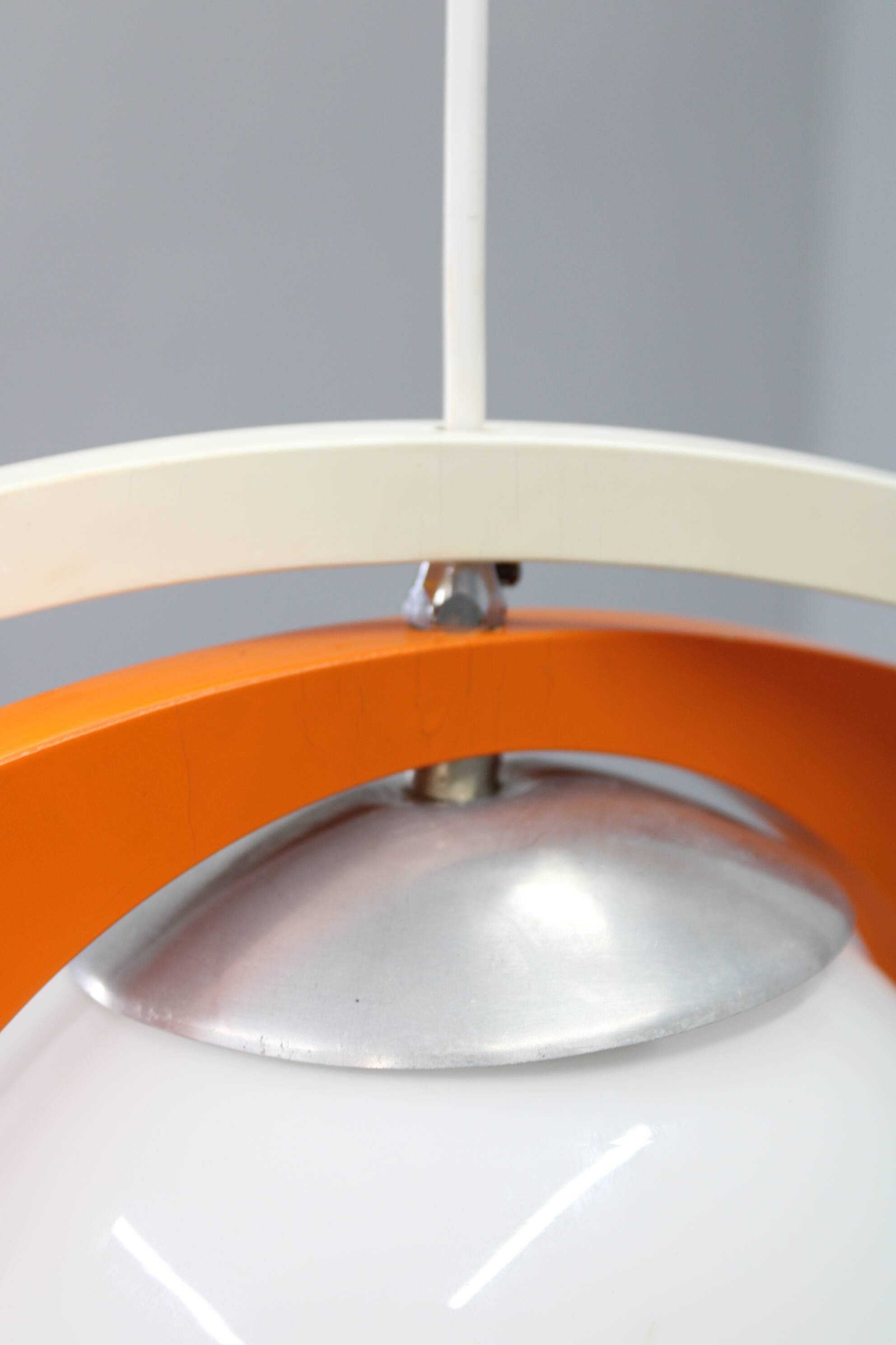 Suspension italienne orange et blanche des années 1970 — Sculpture moderne de l'ère spatiale