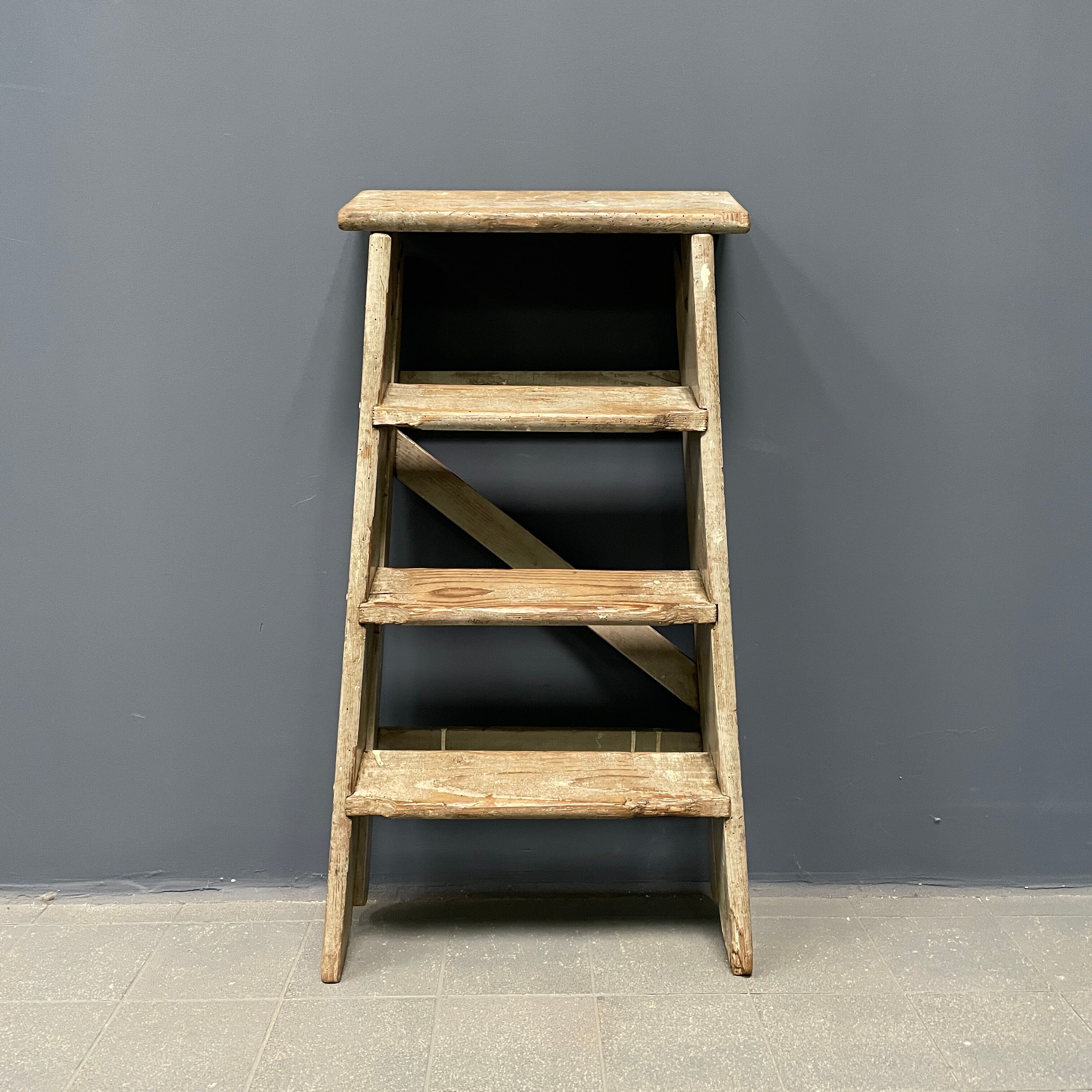 Escaliers ou marches en brocante gris clair