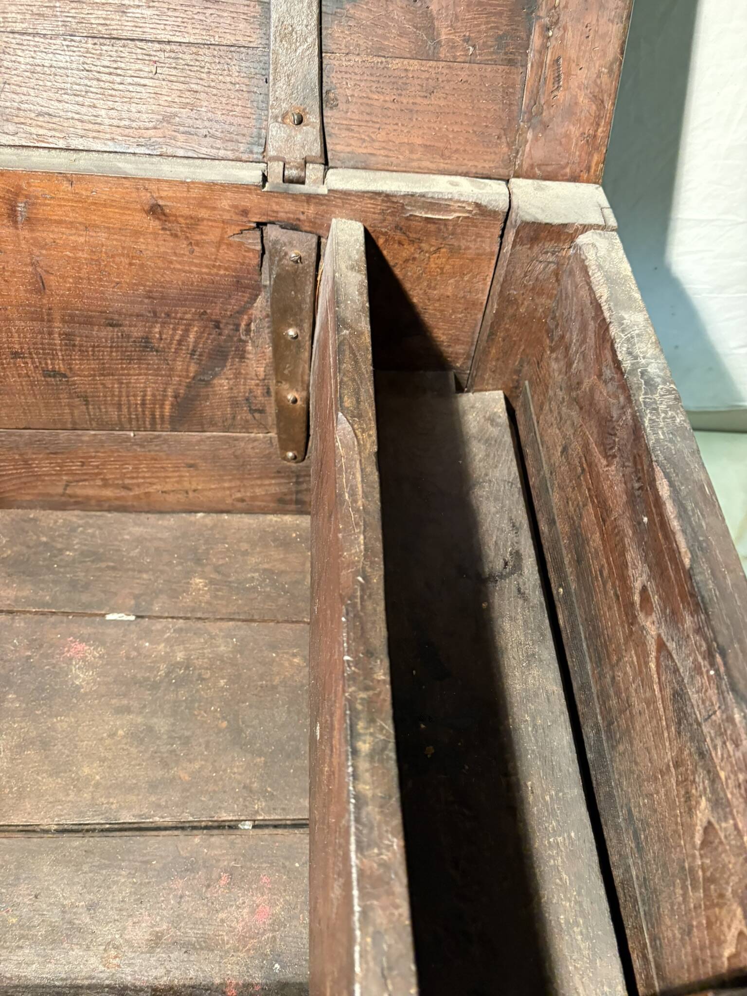 Rustic chest in old wood, original fittings