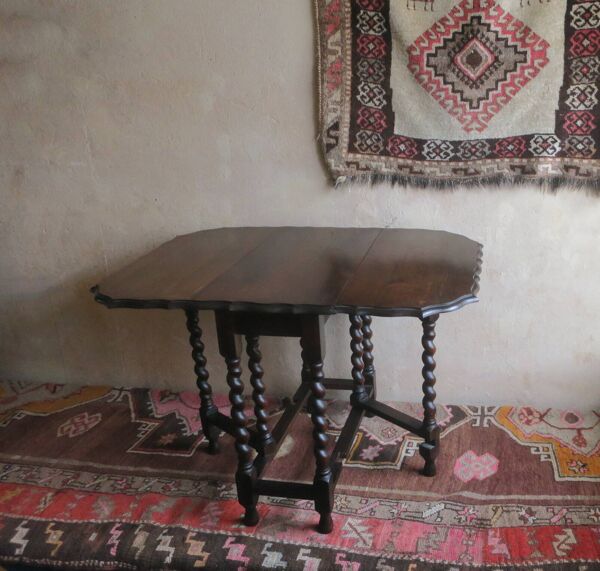 Table de salle à manger extensible patinée en chêne avec bord sculpté, 1900