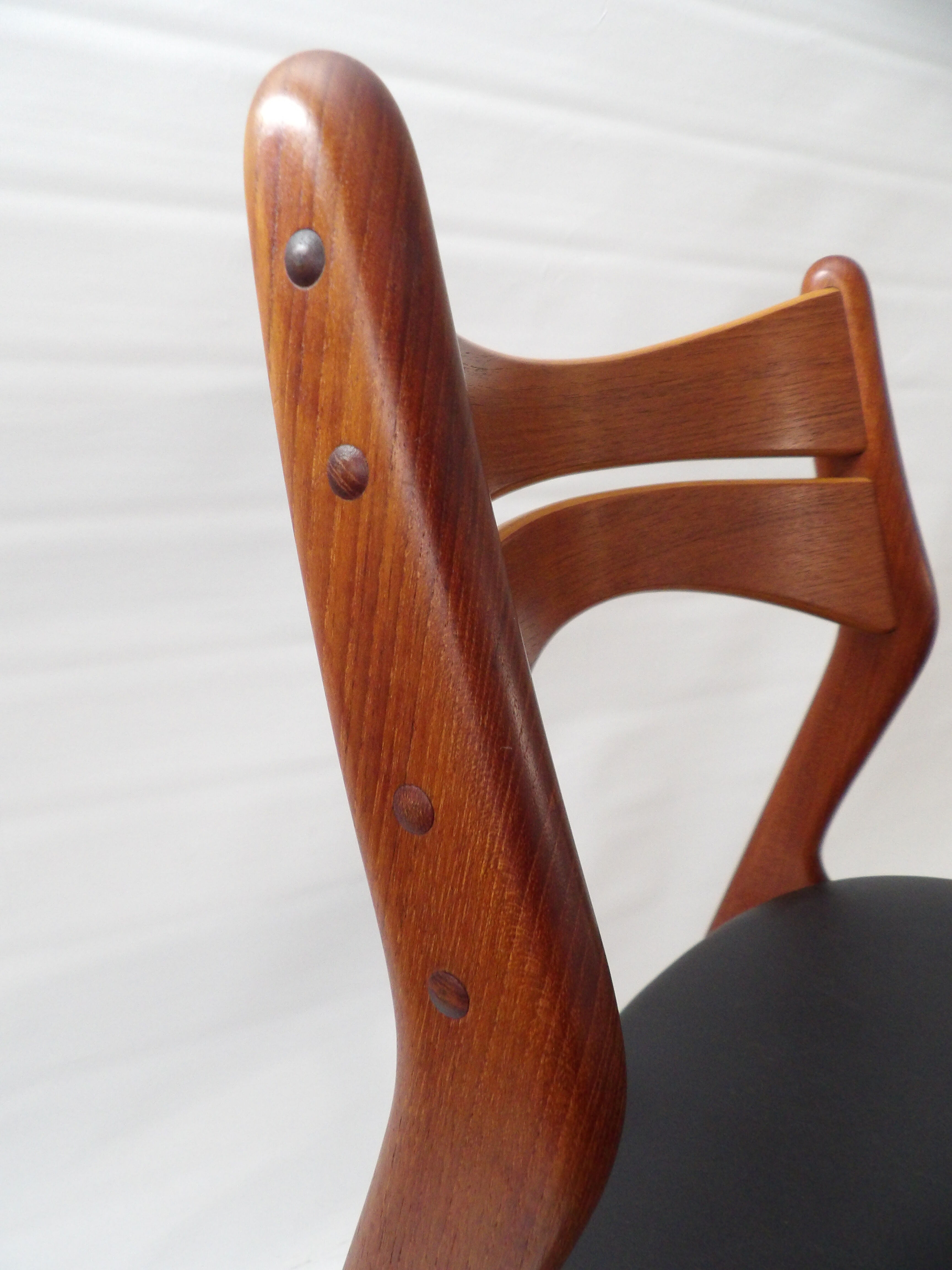 Un lot de deux chaises danoises modele 310 d'Erik Buck, 1960