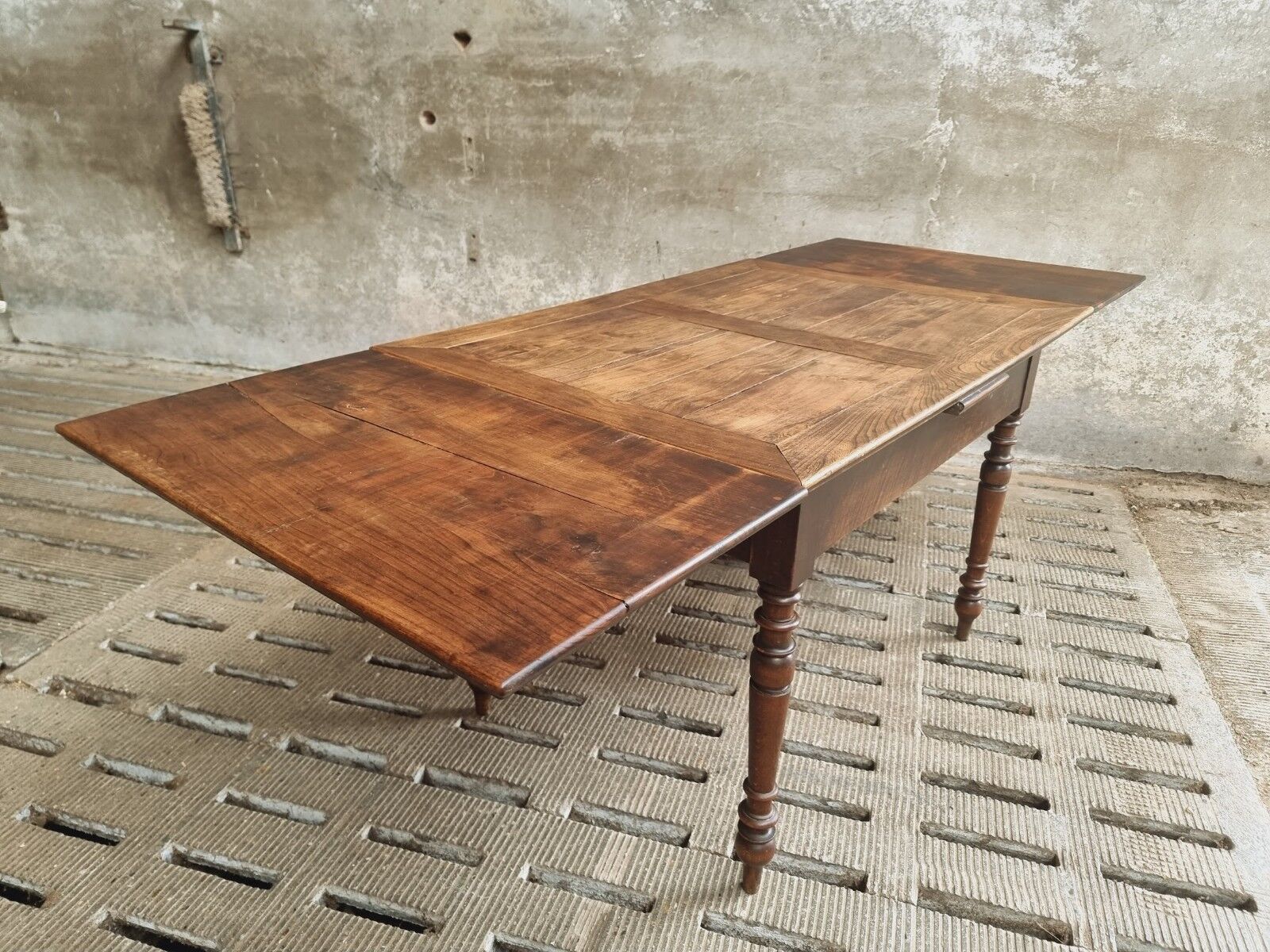 Extendable dining table elm wood